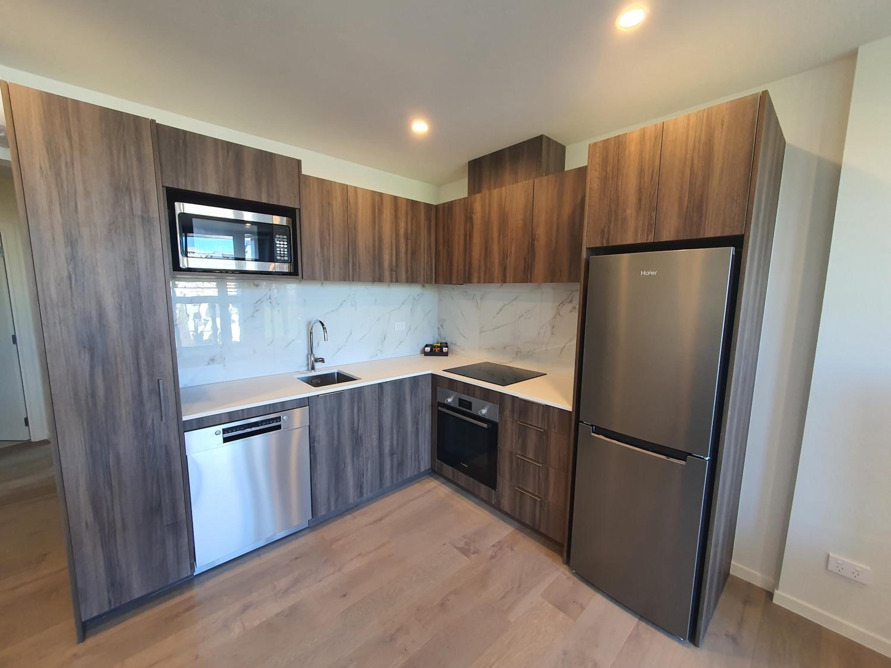 1 King Bed, Deluxe 1-Bedroom Apartment, Balcony, Non-Smoking - Photo 8