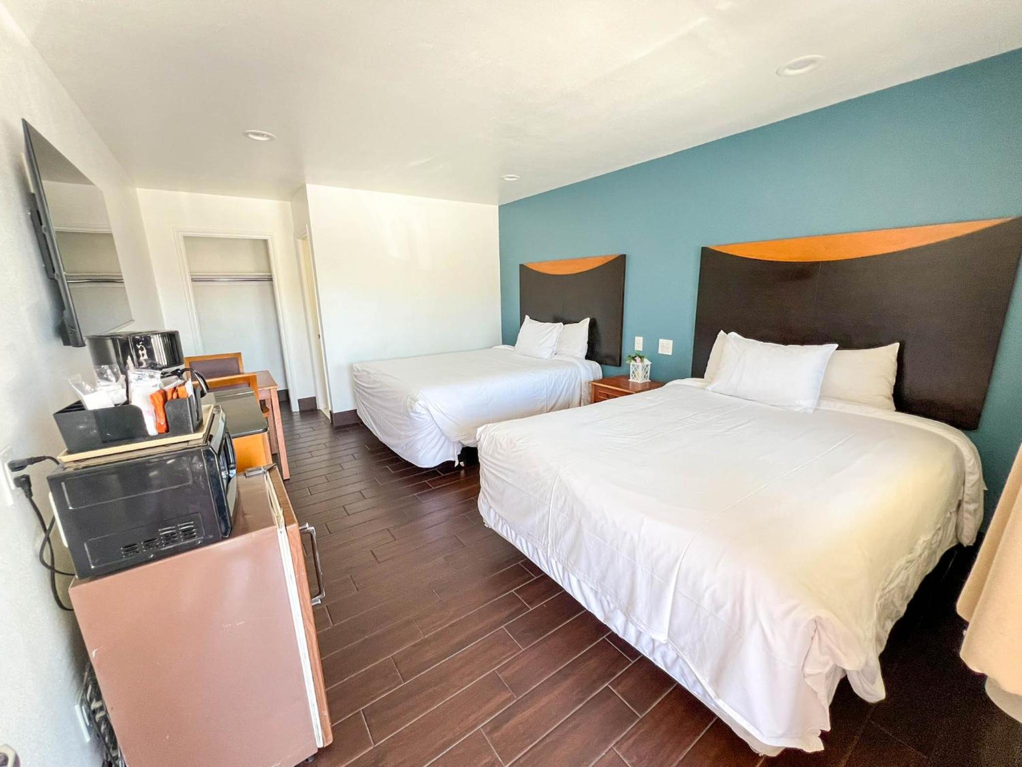 Queen Room with Two Queen Beds photo 1