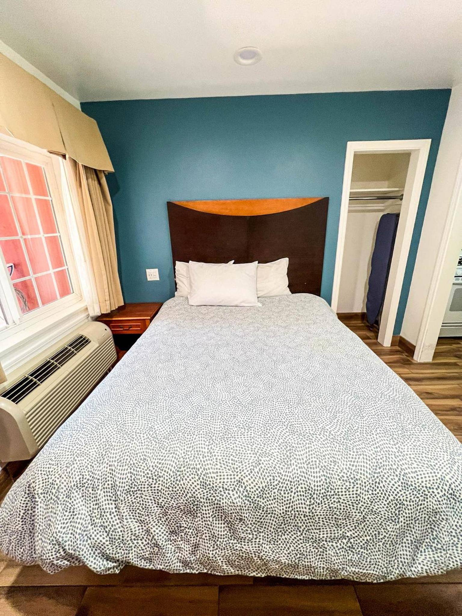 Queen Room photo 1