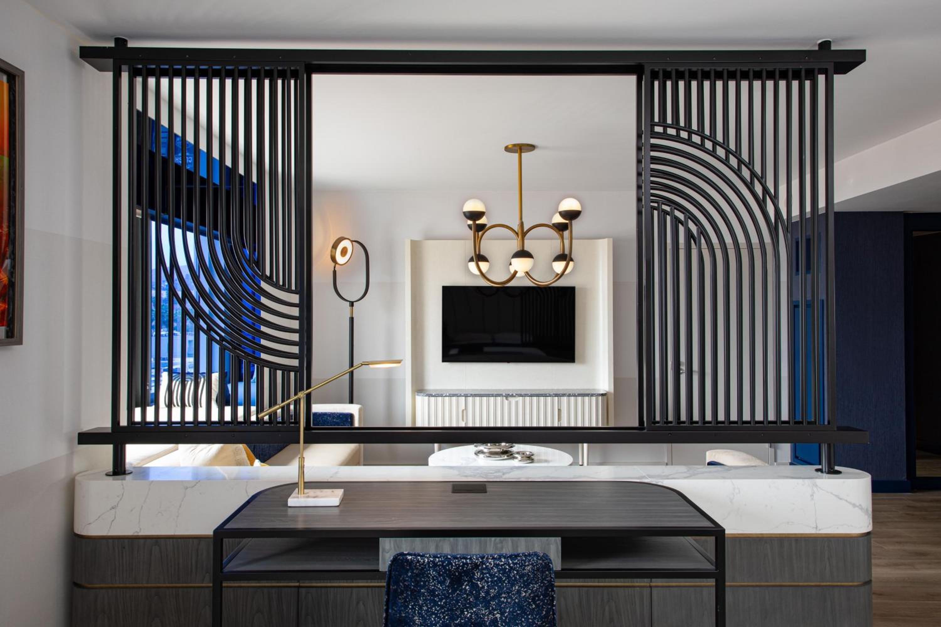 Luxe Level W Suite, Suite, 1 King thumbnail 5