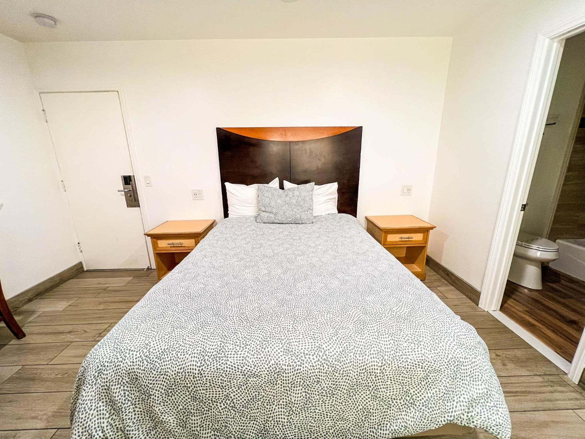 Queen Room photo 2