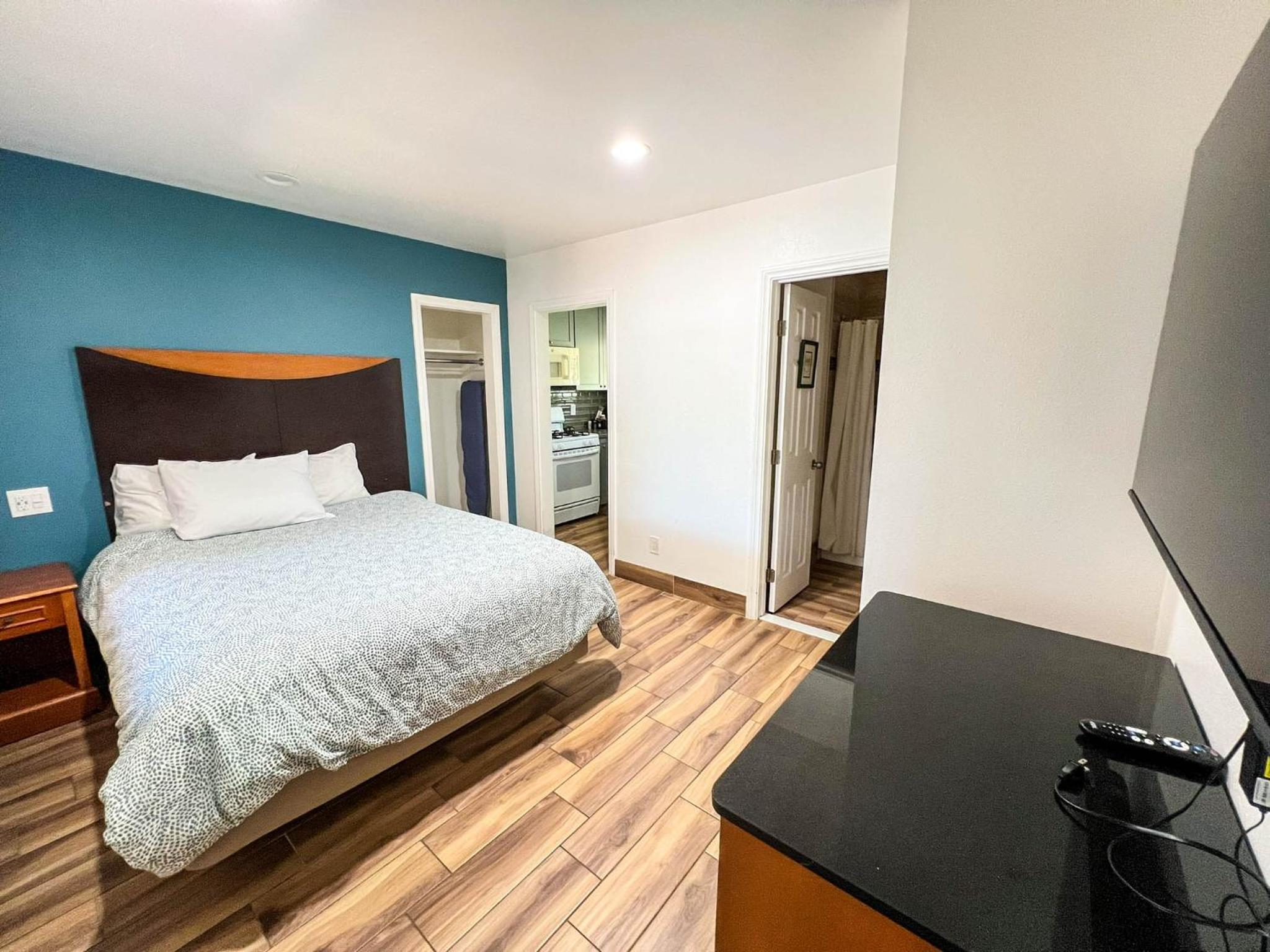 Deluxe Queen Suite photo 1