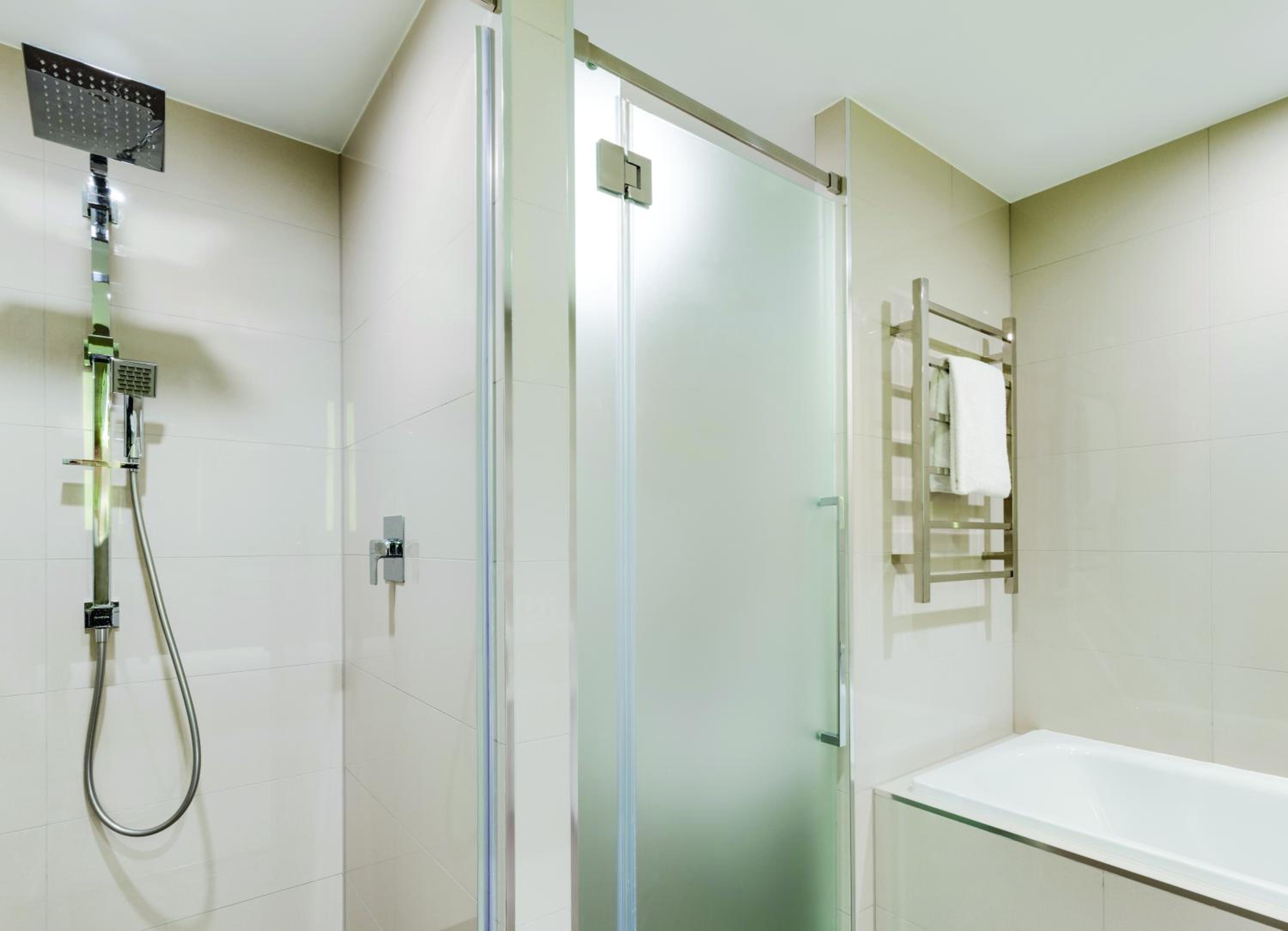 Deluxe King Suite with City View - Photo 11