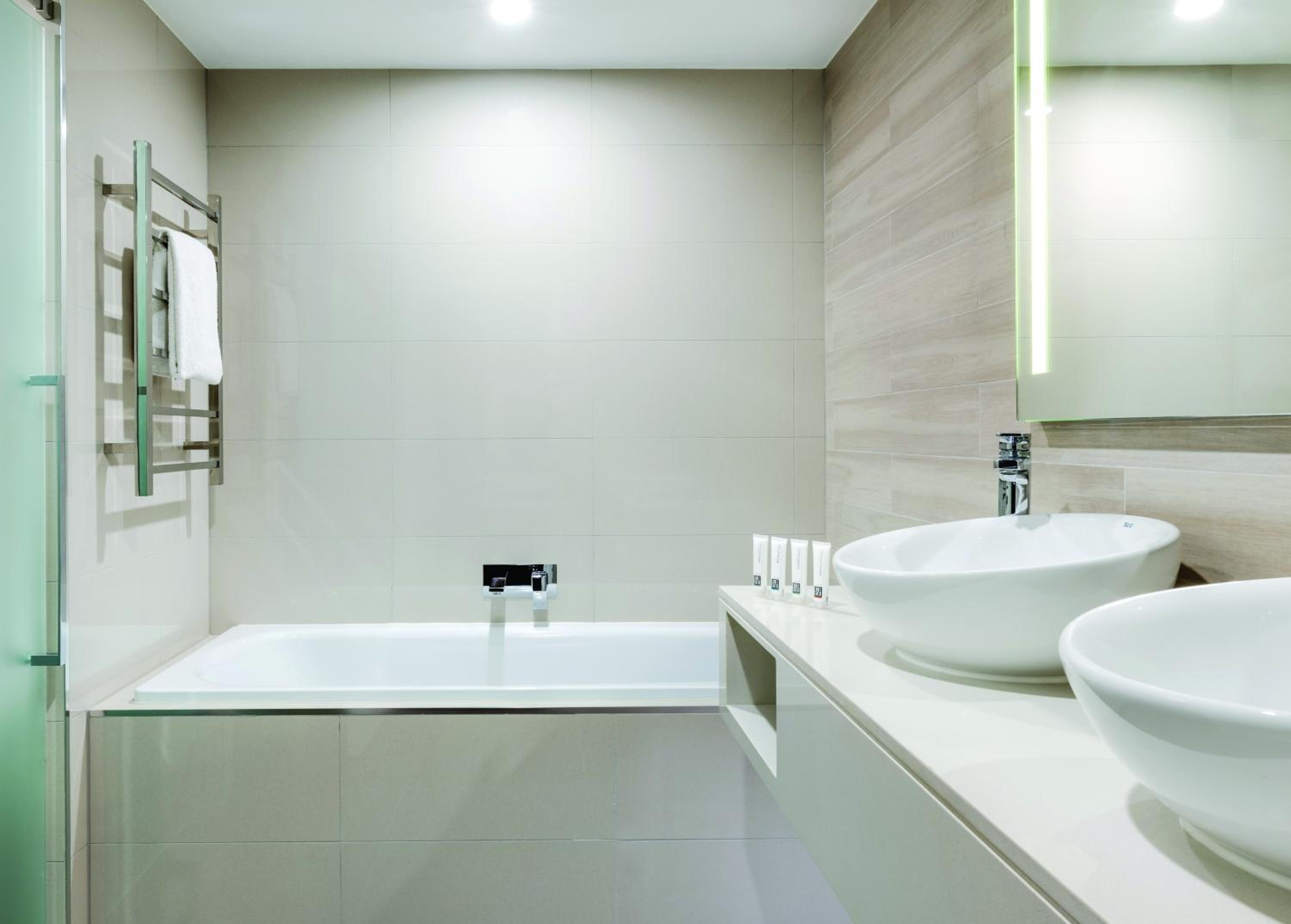 Deluxe King Suite with City View - Photo 5