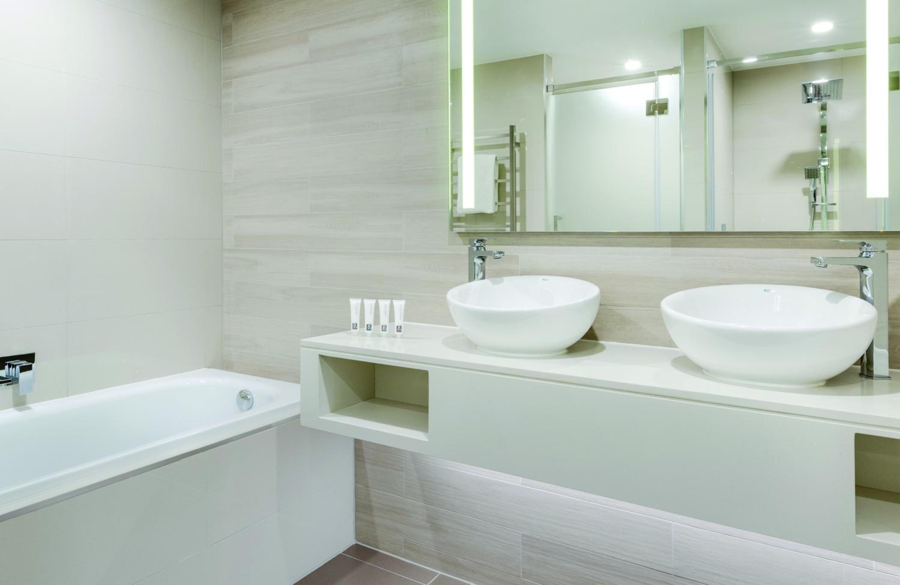 Deluxe King Suite with City View - Photo 3