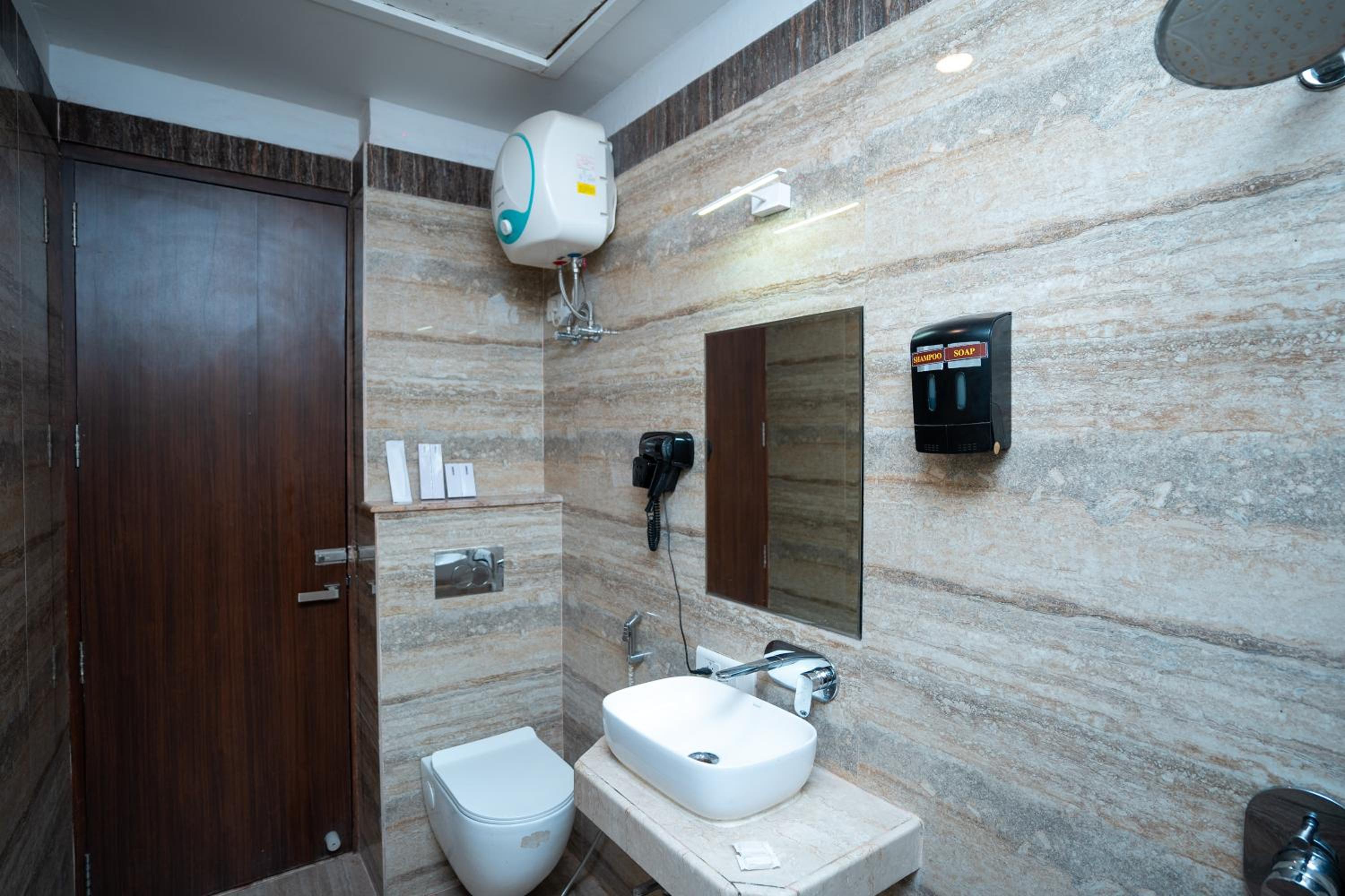 Deluxe Twin Room - Photo 9
