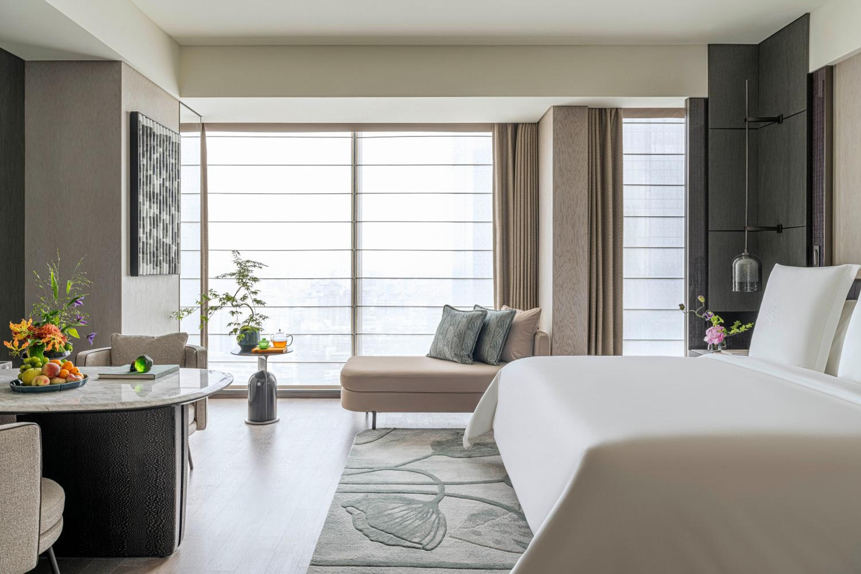 Deluxe King Room with City View  photo 2
