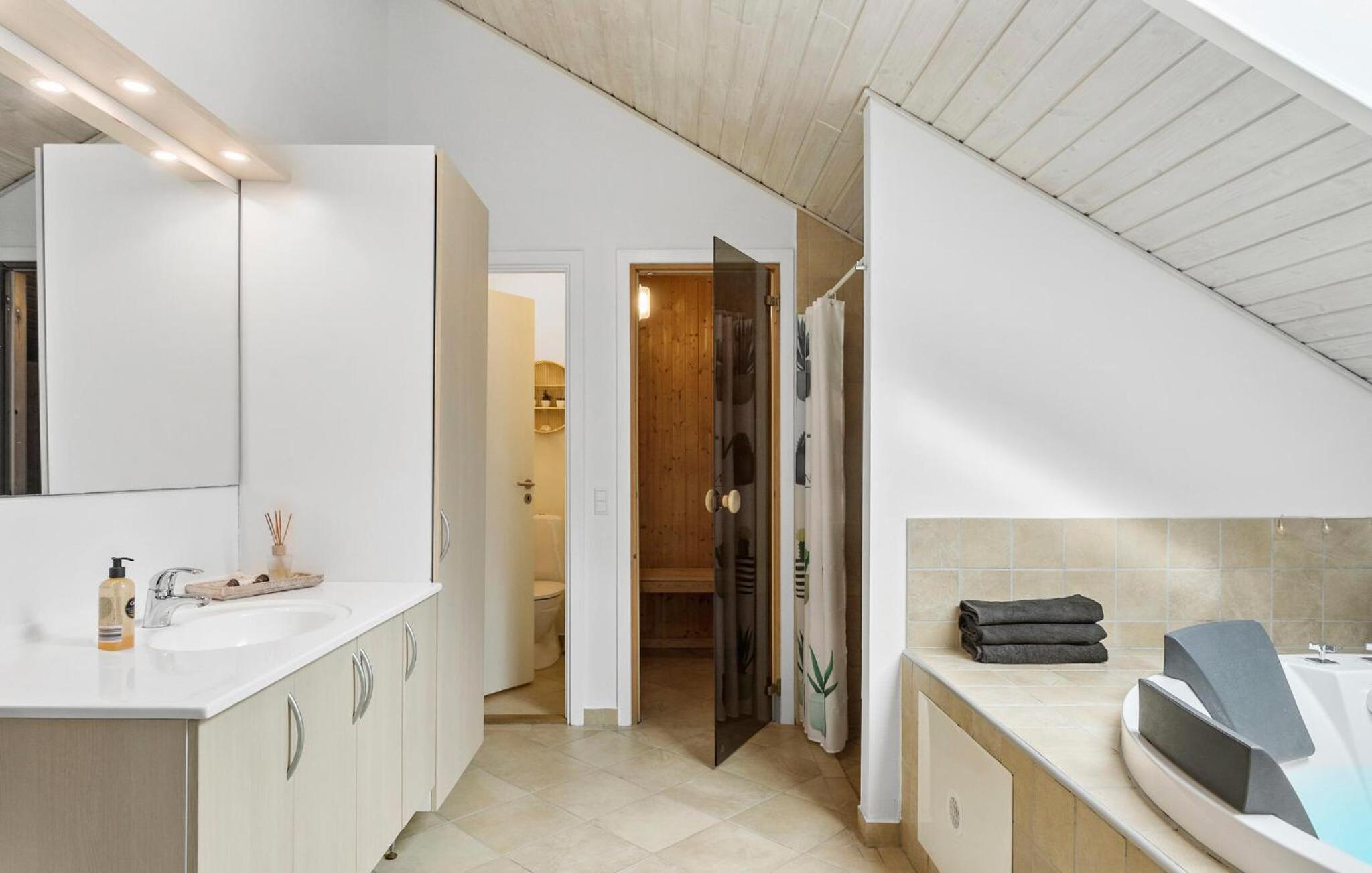 Five-Bedroom Holiday Home photo 3