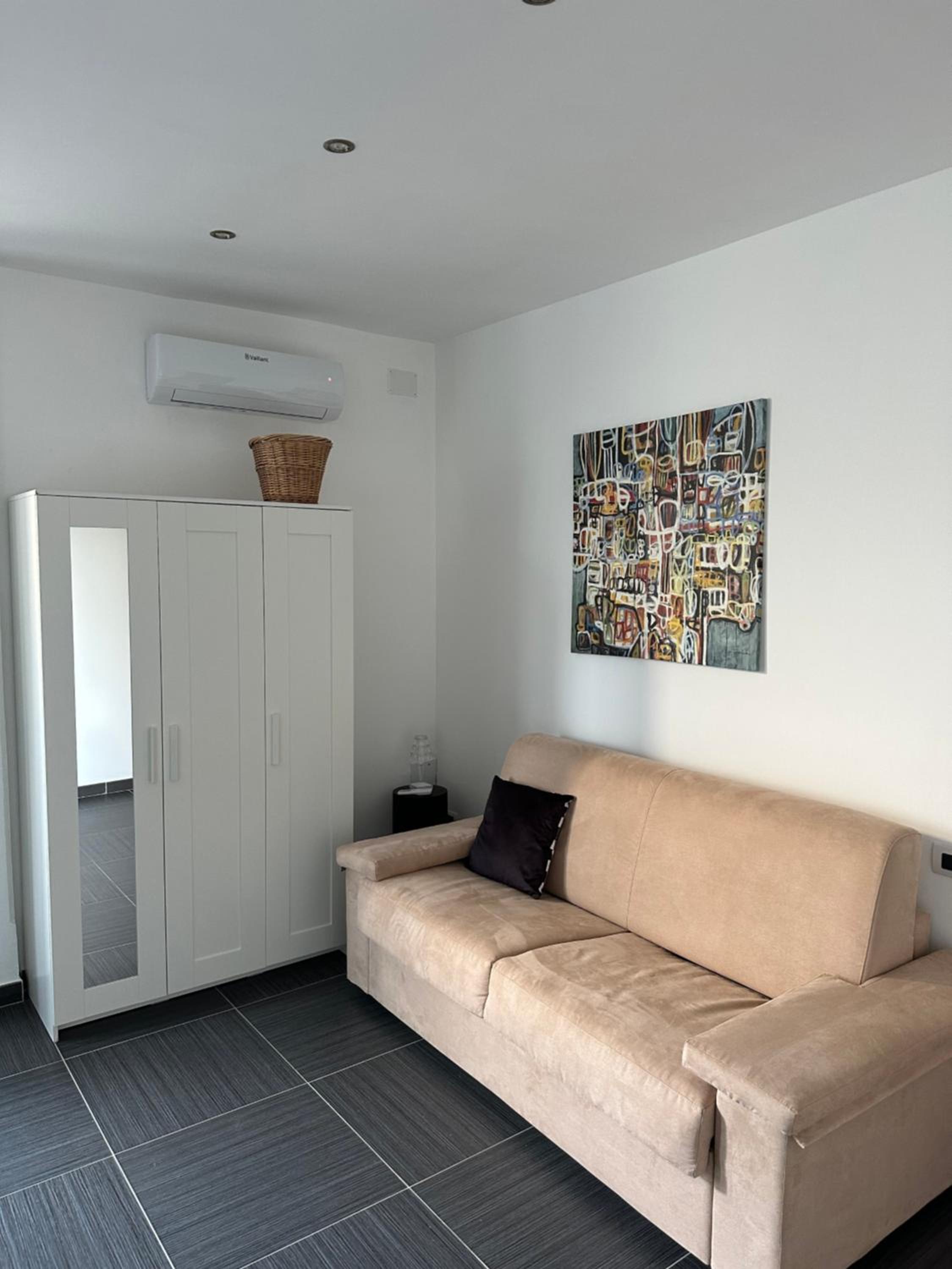 One-Bedroom Apartment photo 1