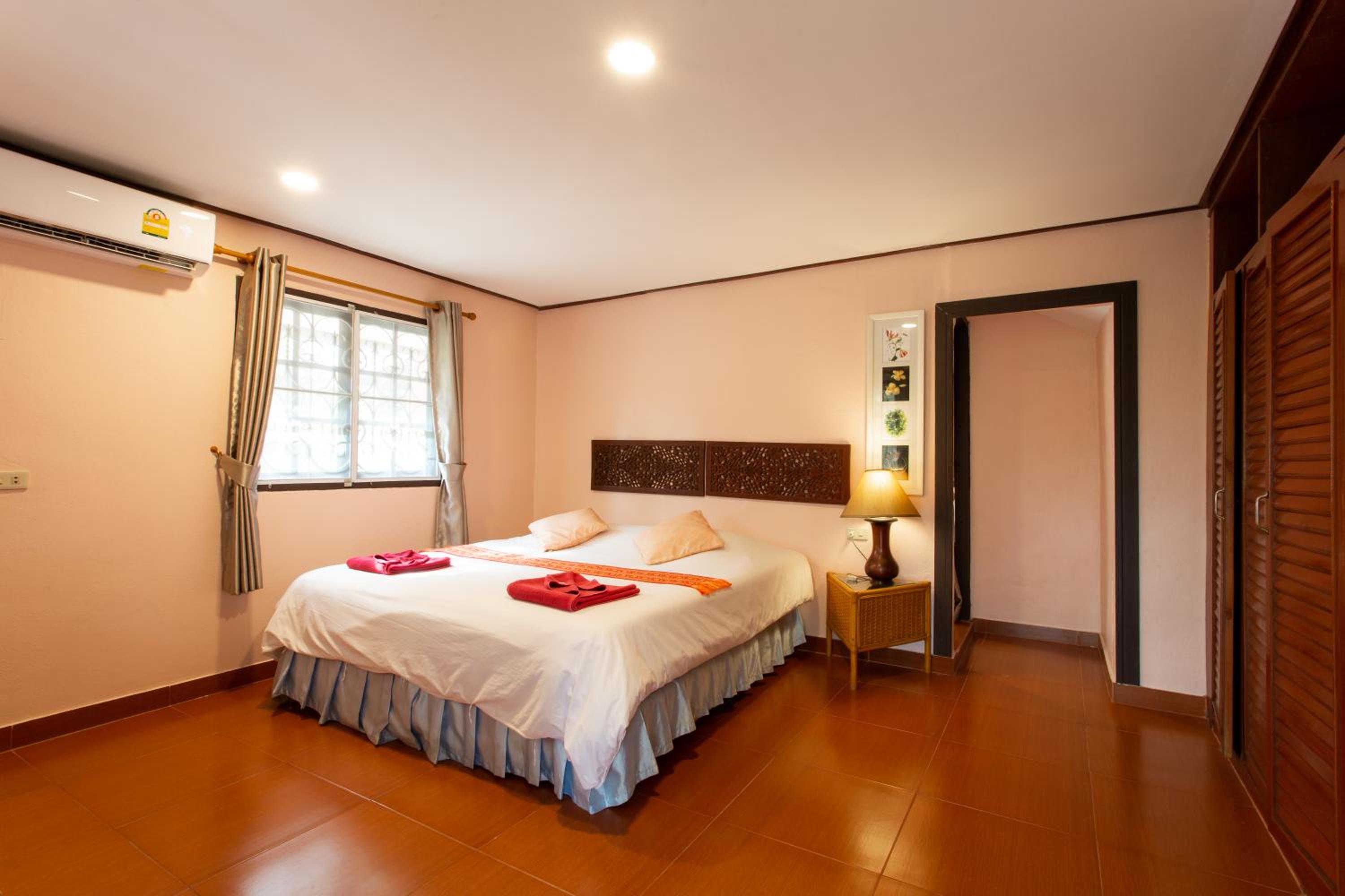 Economy Quadruple Room with Shared Bathroom photo 3