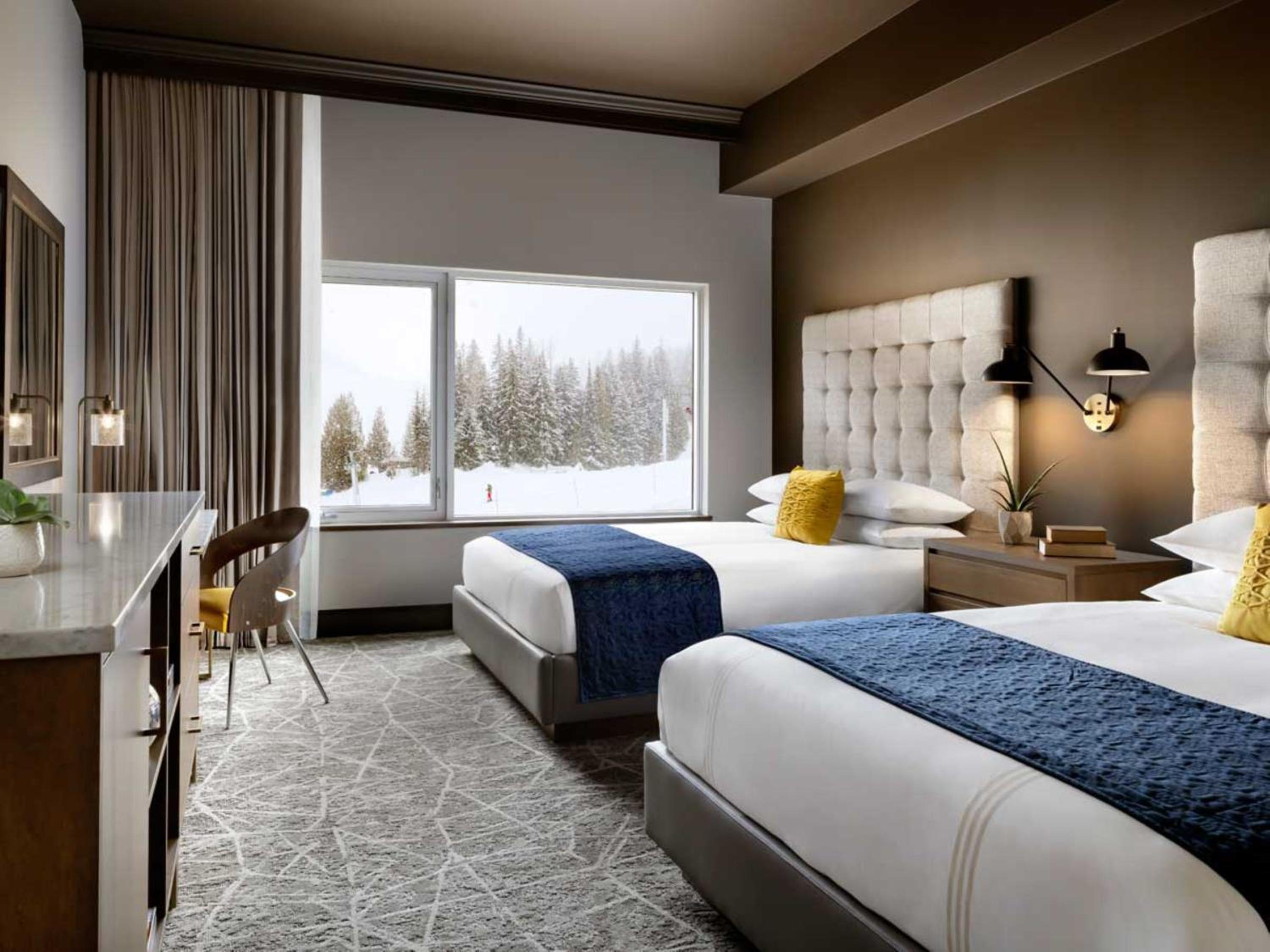 Queen Room with Two Queen Beds and Mountain View photo 1
