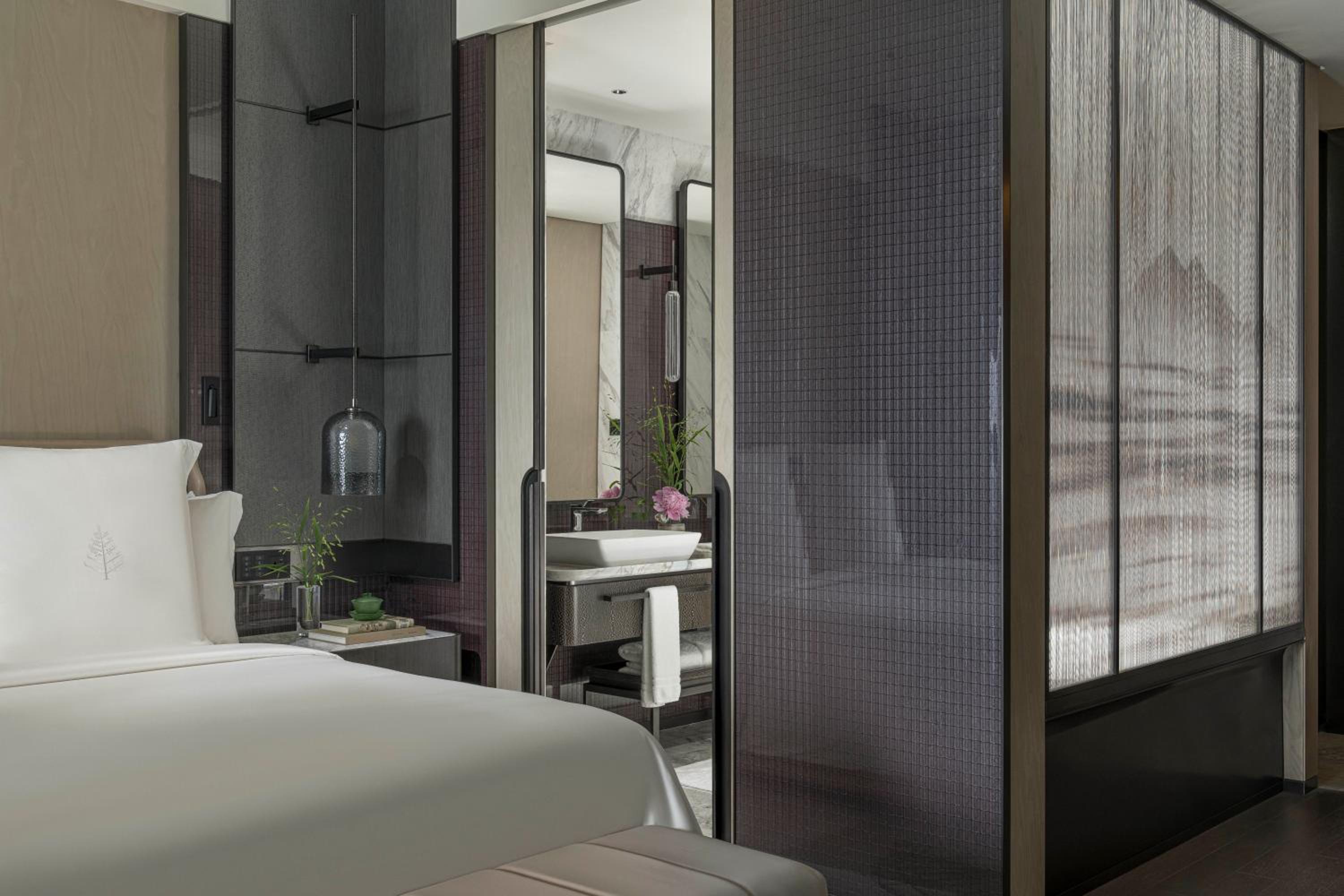 Premier King Room with City View  photo 3