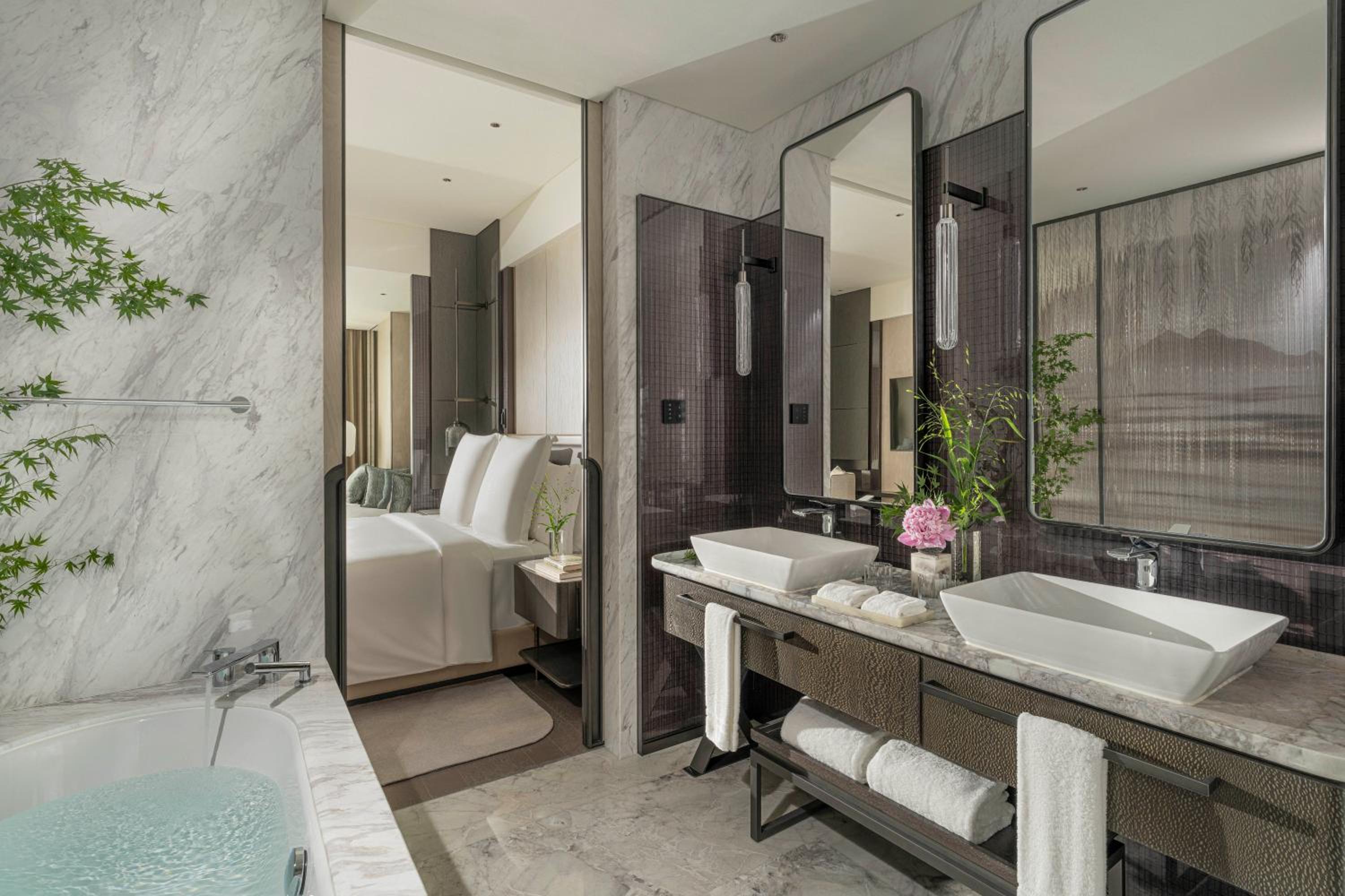Premier King Room with Grand Canal View photo 2