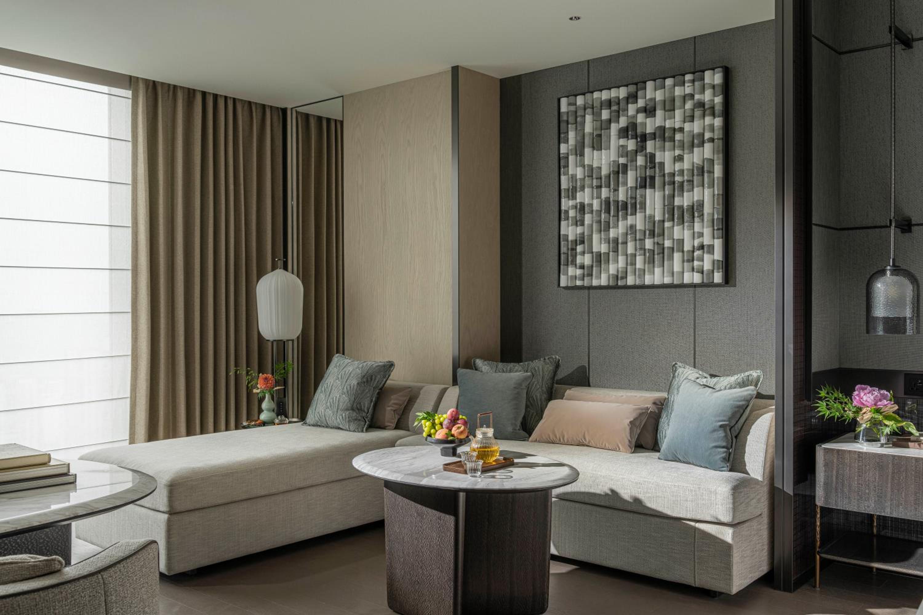 Premier King Room with City View  photo 2