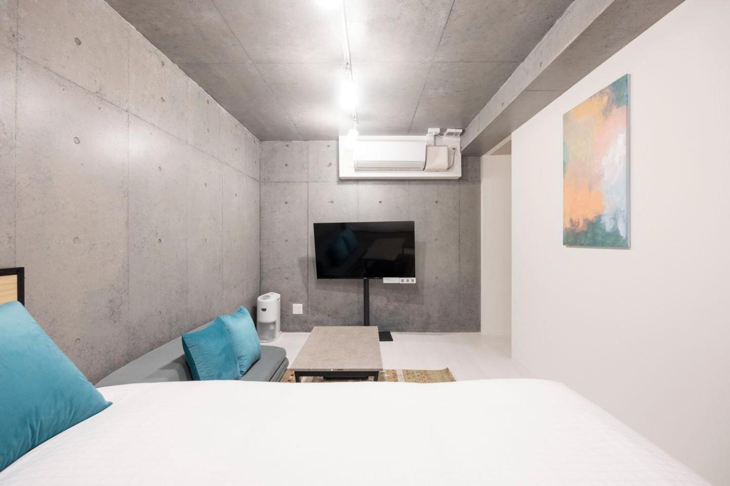 One-Bedroom Apartment photo 1