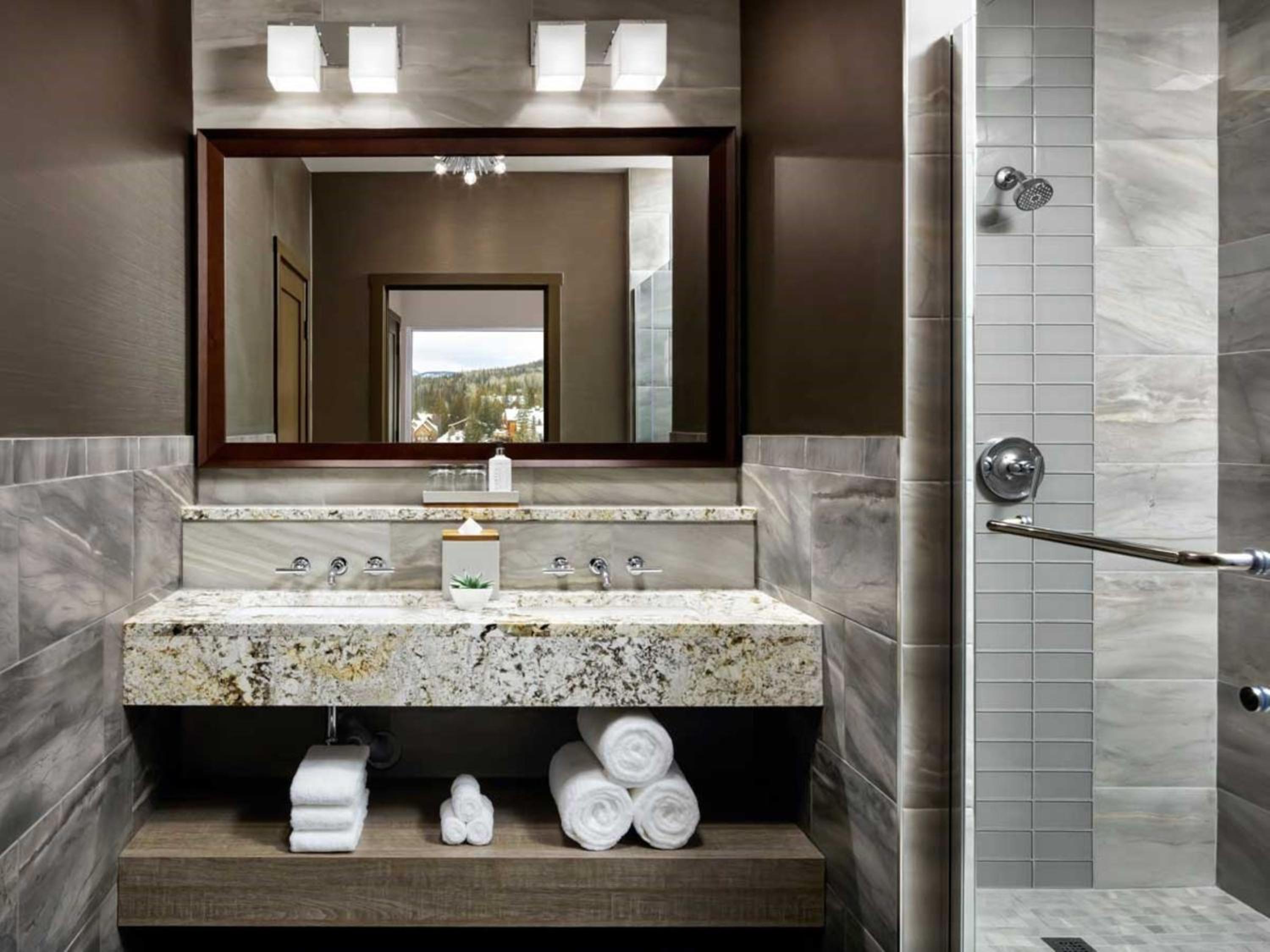 King Suite with Balcony and Mountain View photo 2