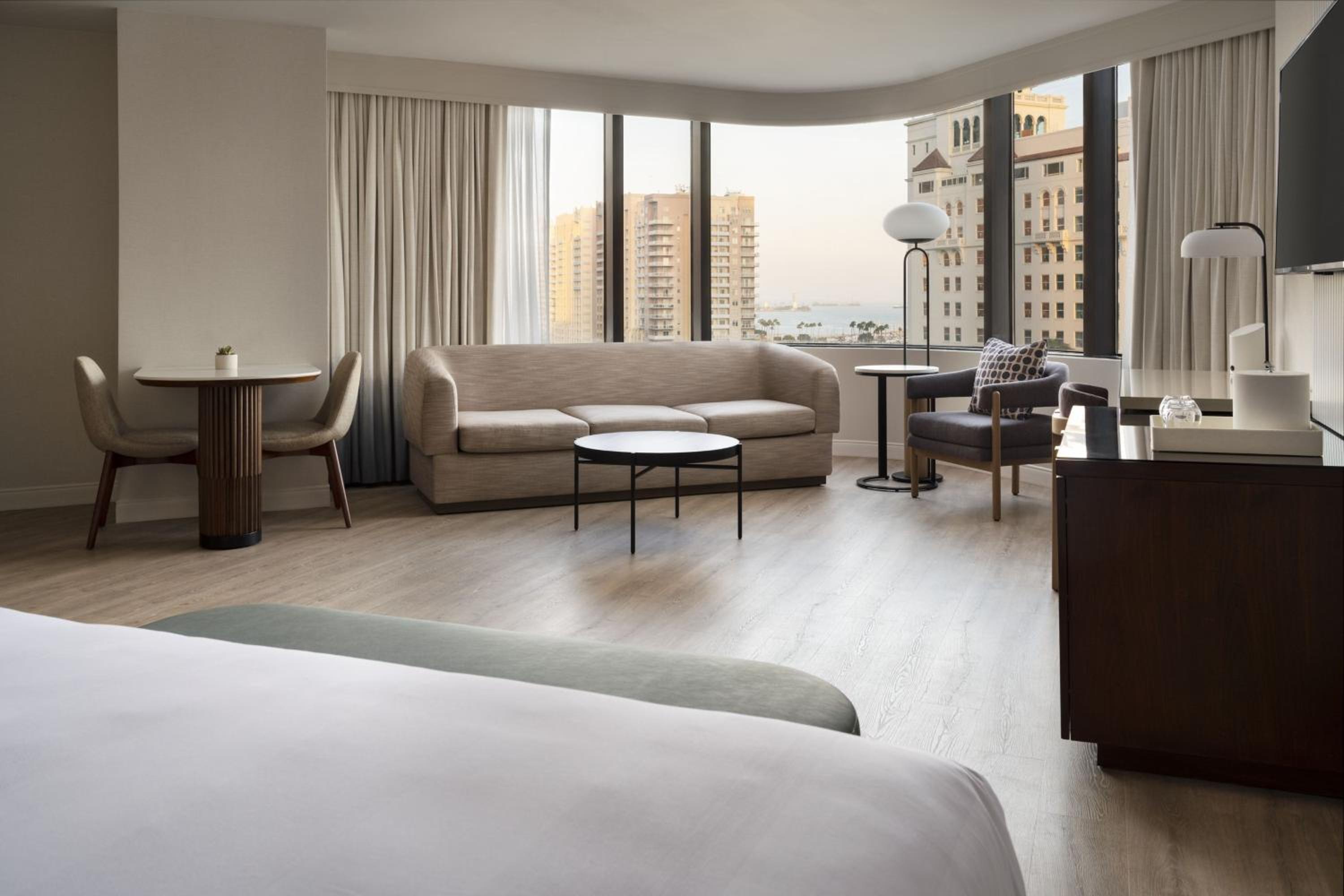 King Junior Corner Suite with Harbor View - Photo 2