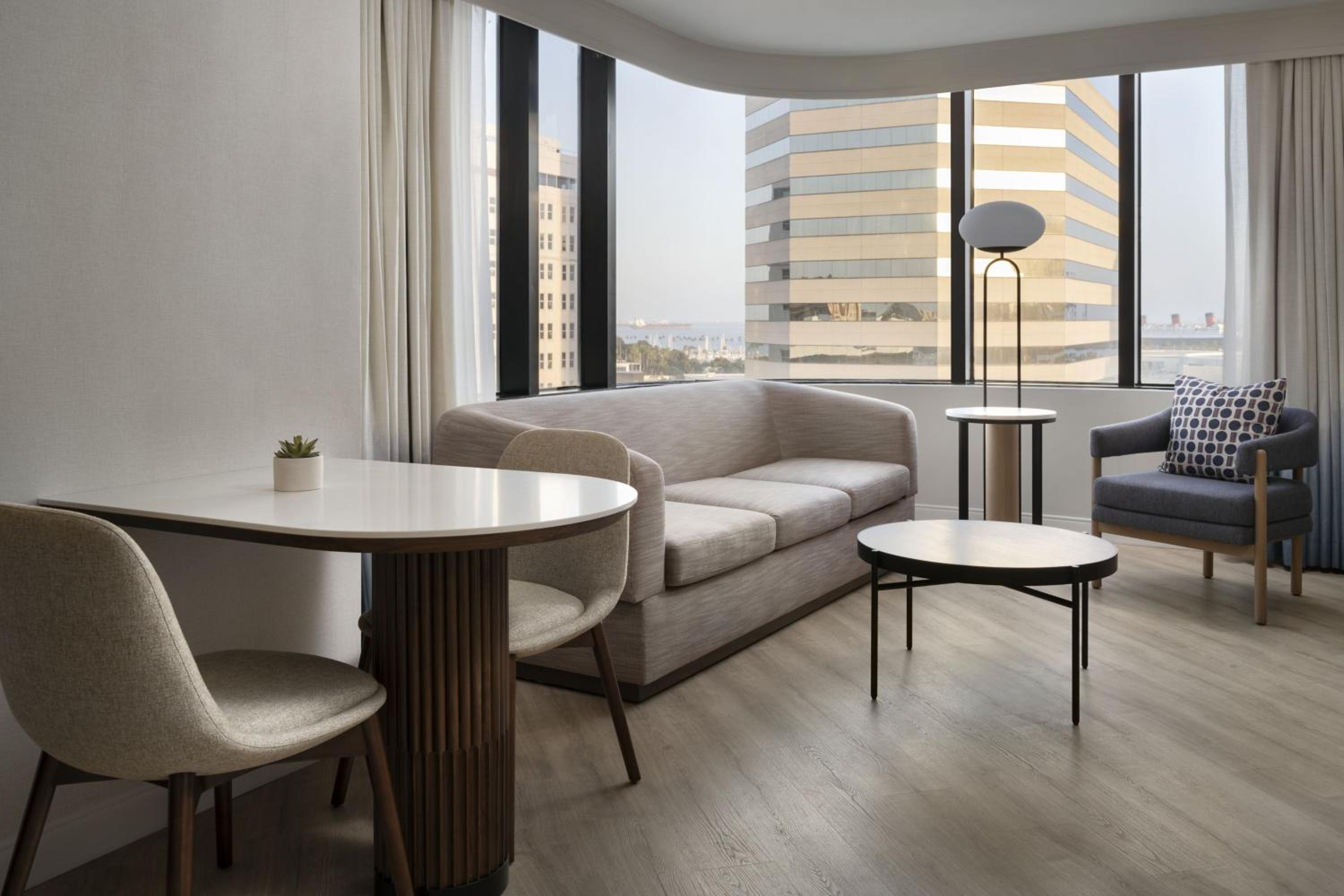 King Junior Corner Suite with Harbor View - Photo 9