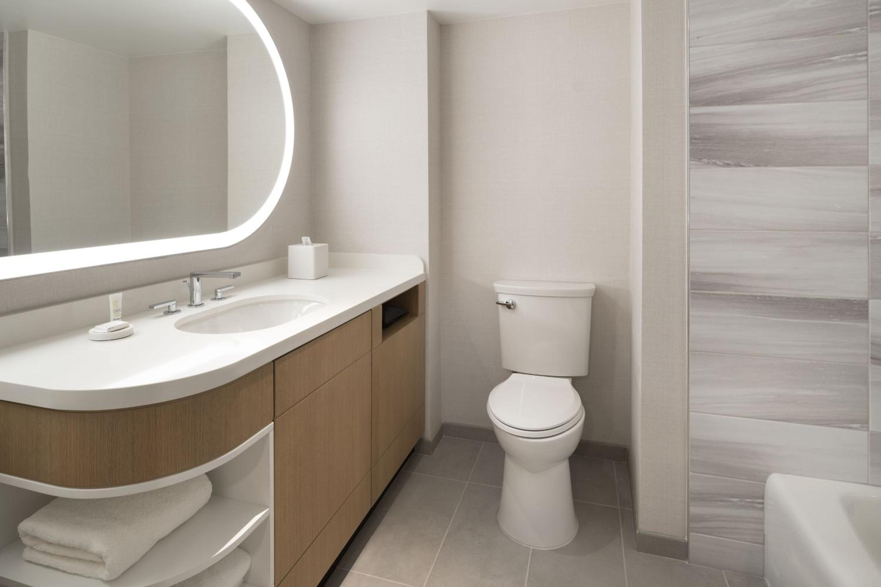King Junior Corner Suite with Harbor View - Photo 13