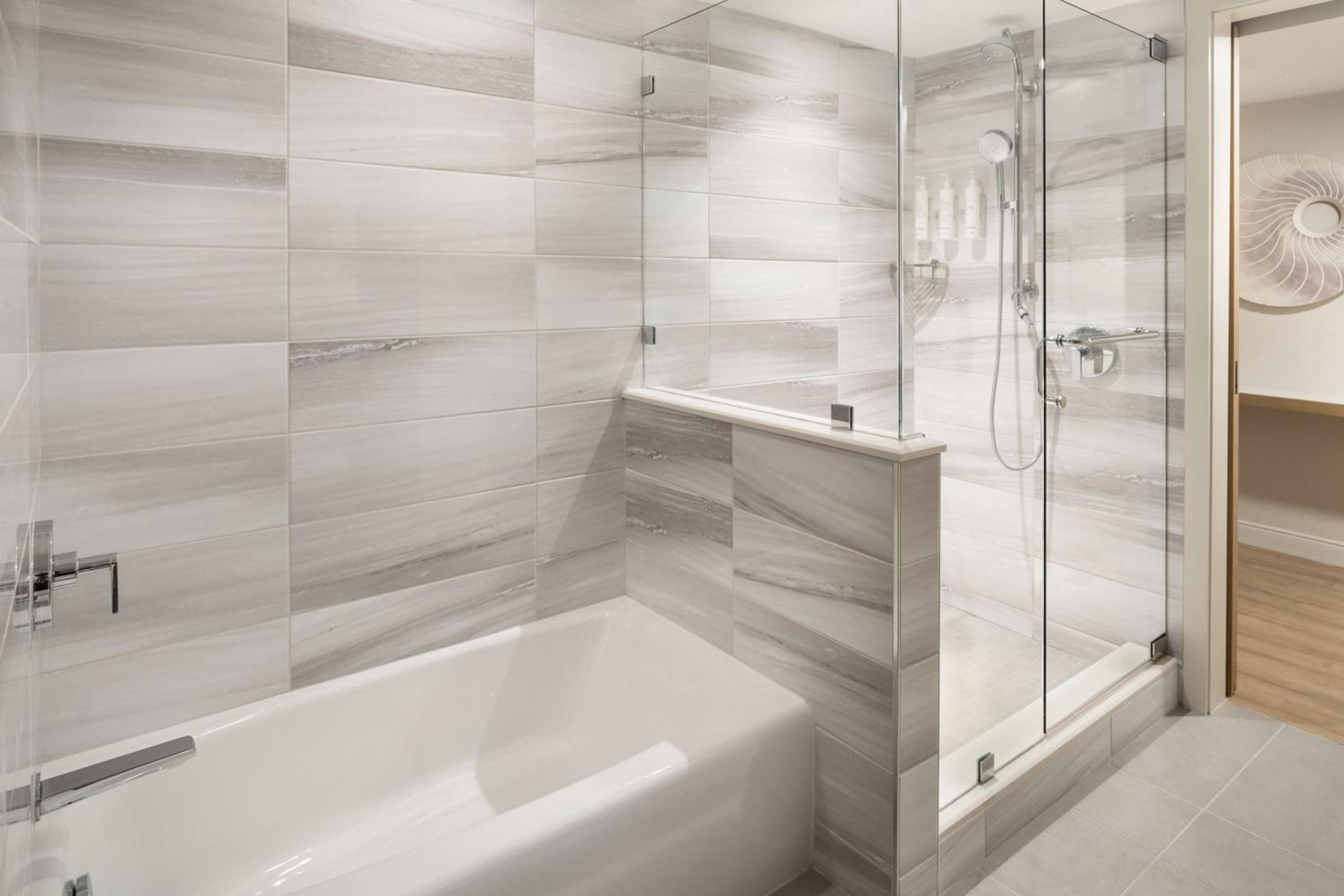 King Junior Corner Suite with Harbor View - Photo 15
