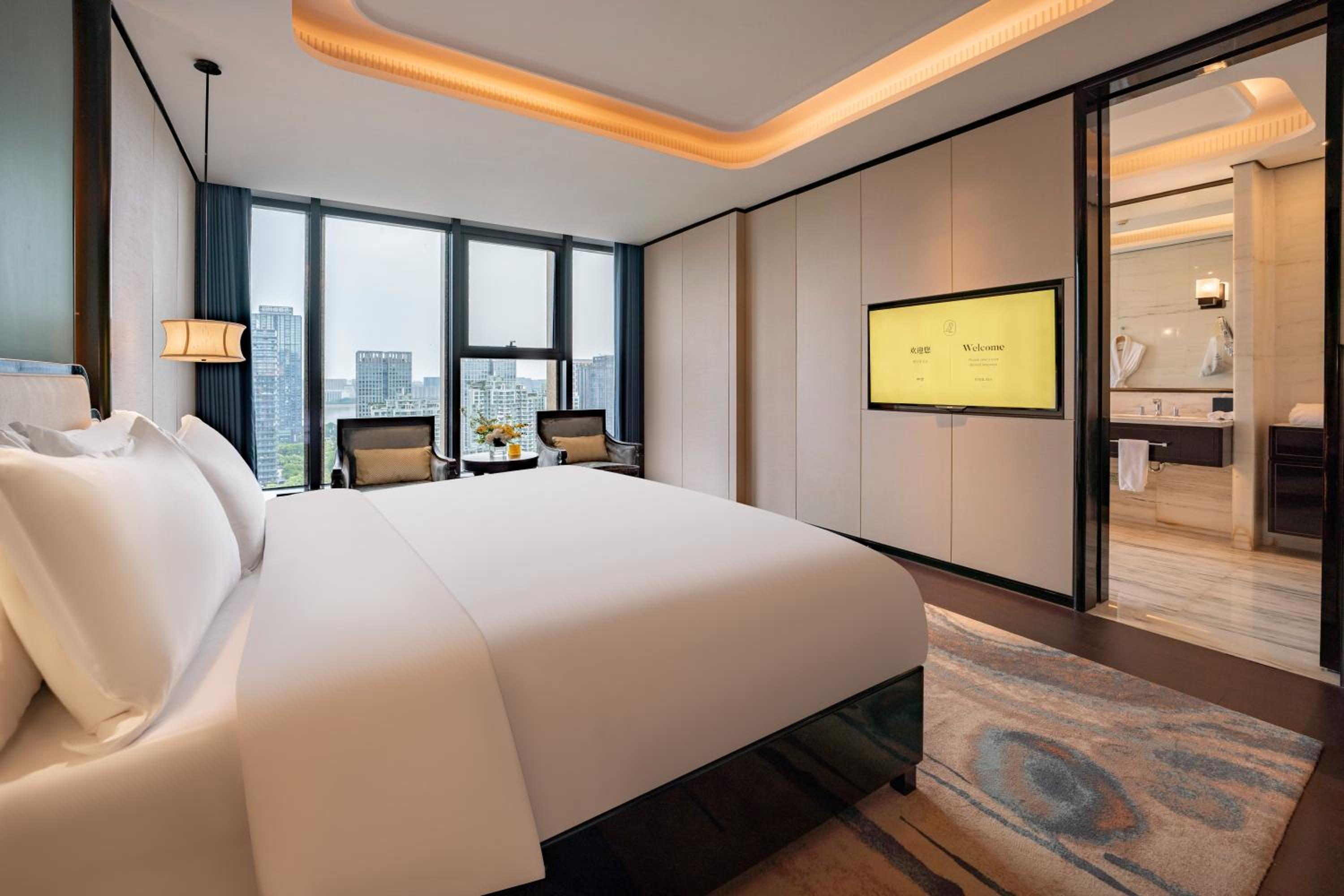 One-Bedroom King Suite with City View thumbnail 5