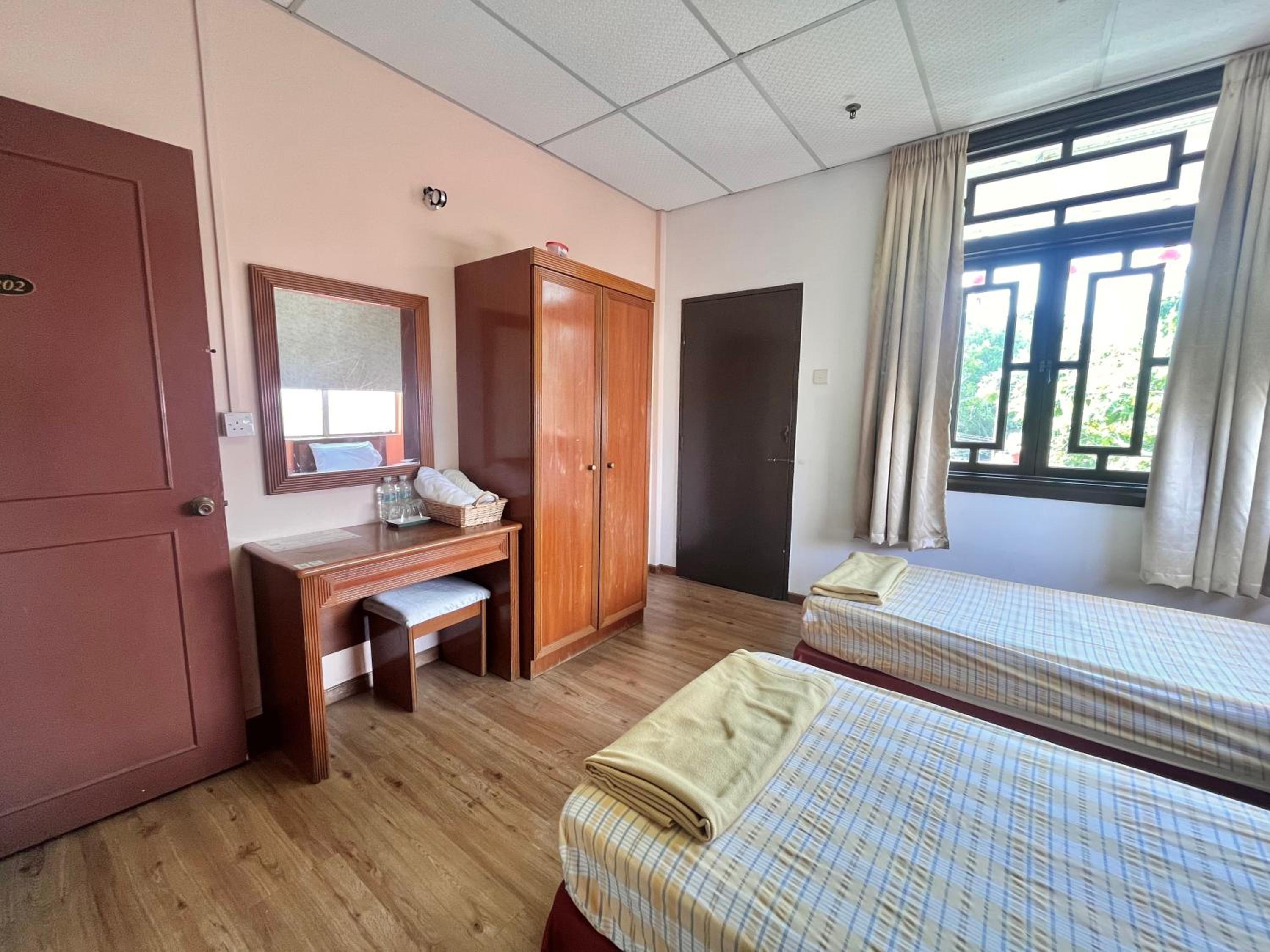 Twin Room with Shared Bathroom - Photo 2