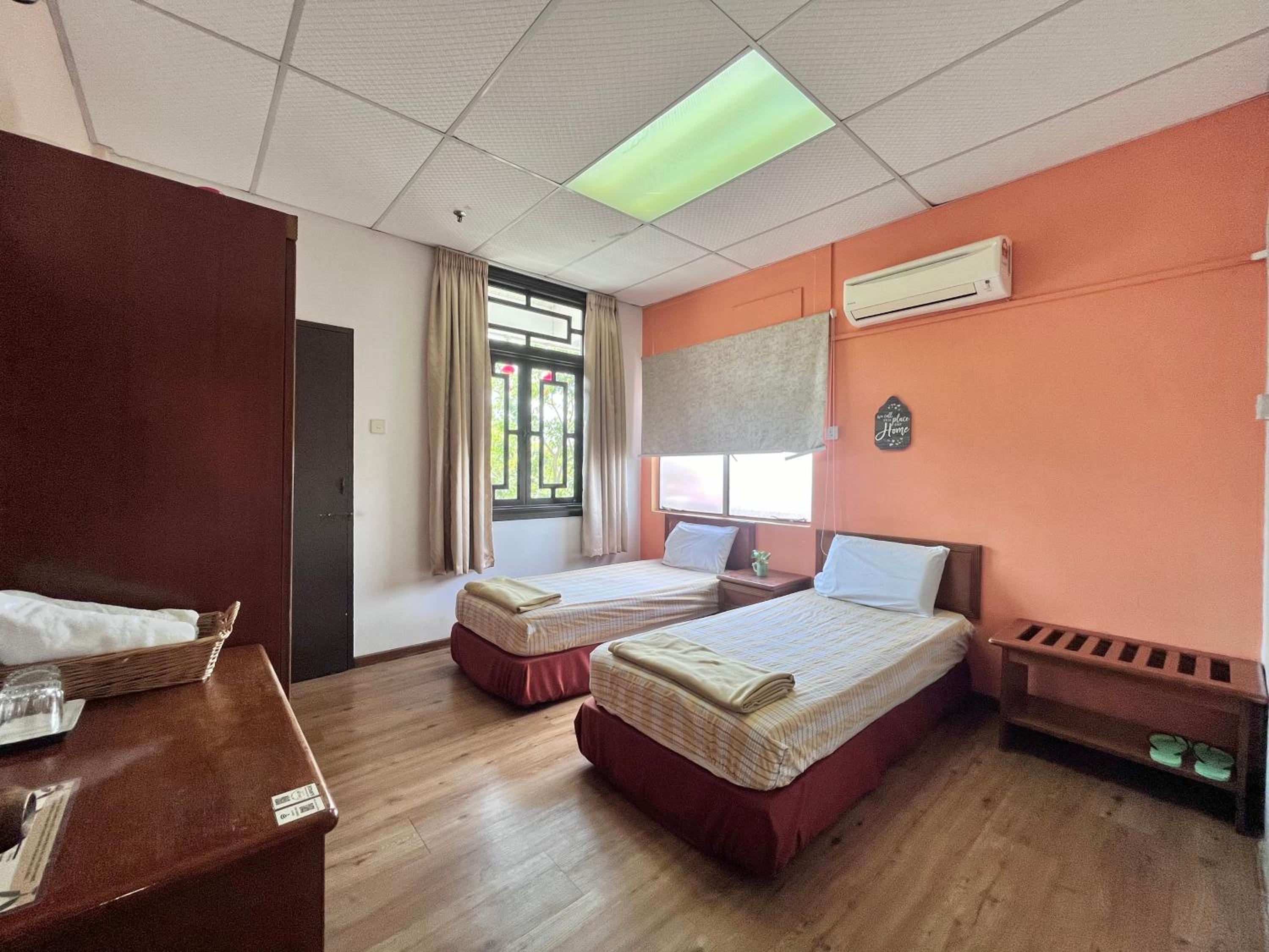 Twin Room with Shared Bathroom - Photo 4