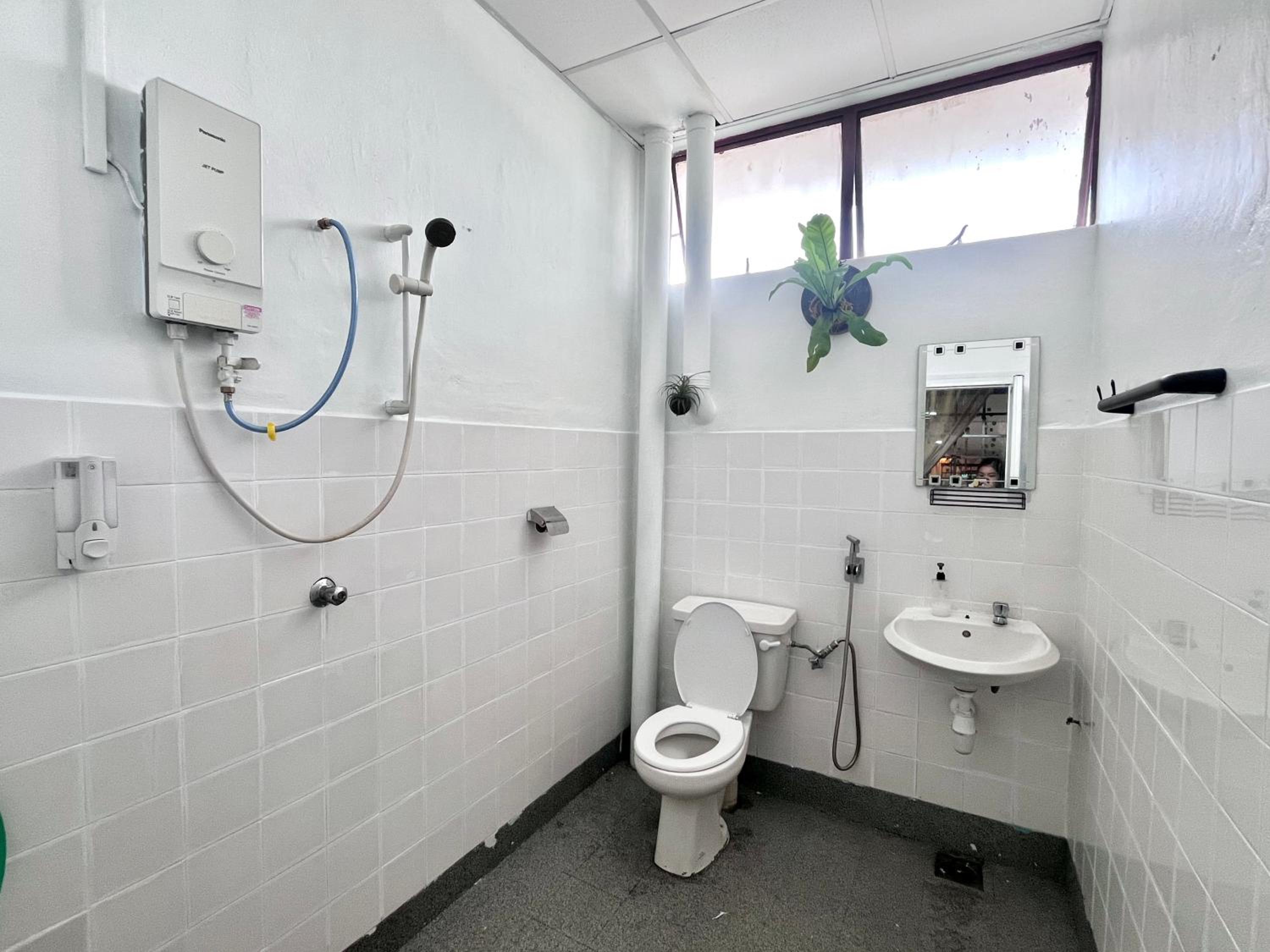 Twin Room with Shared Bathroom - Photo 5