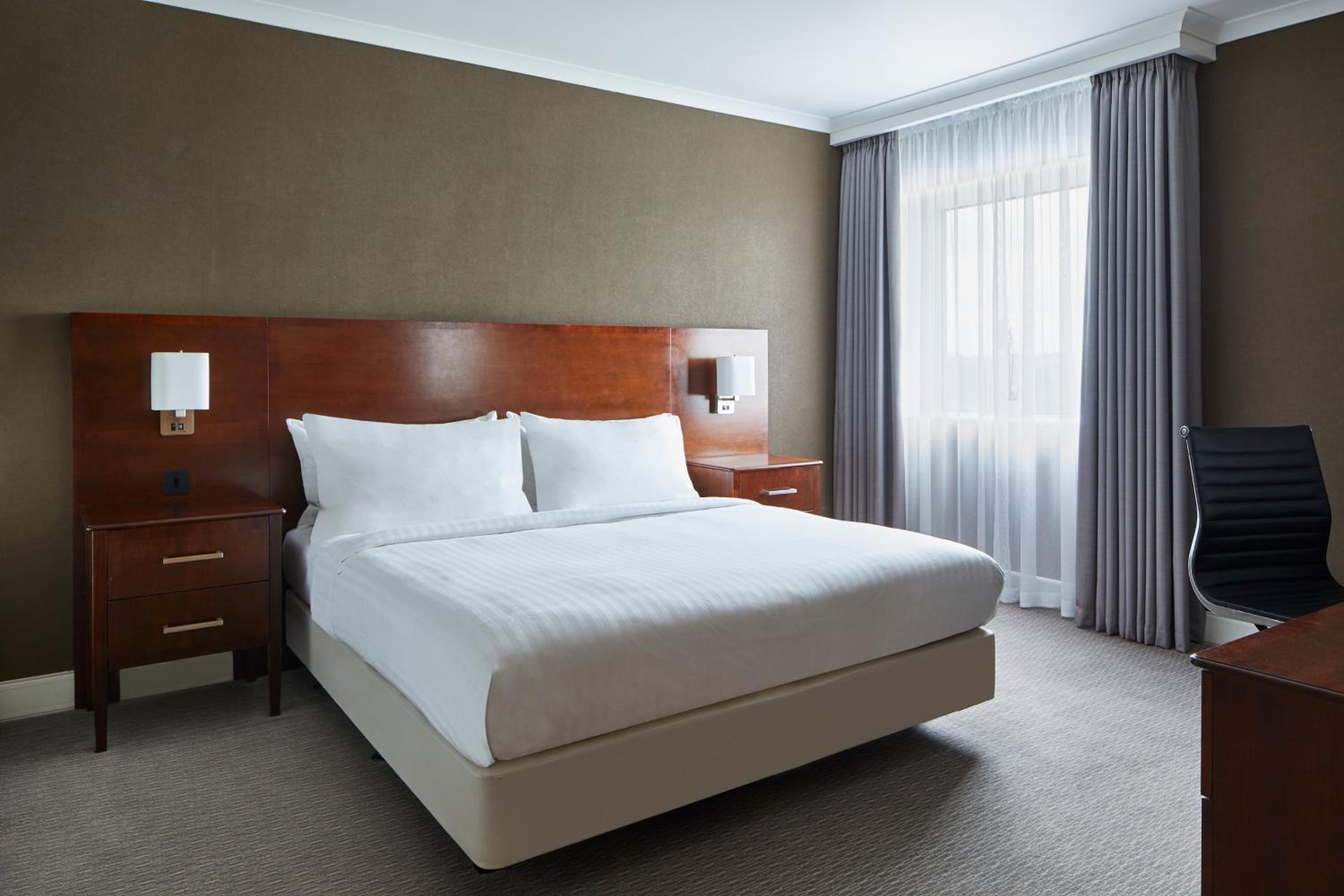 One-Bedroom Junior King Suite with Executive Lounge Access photo 2