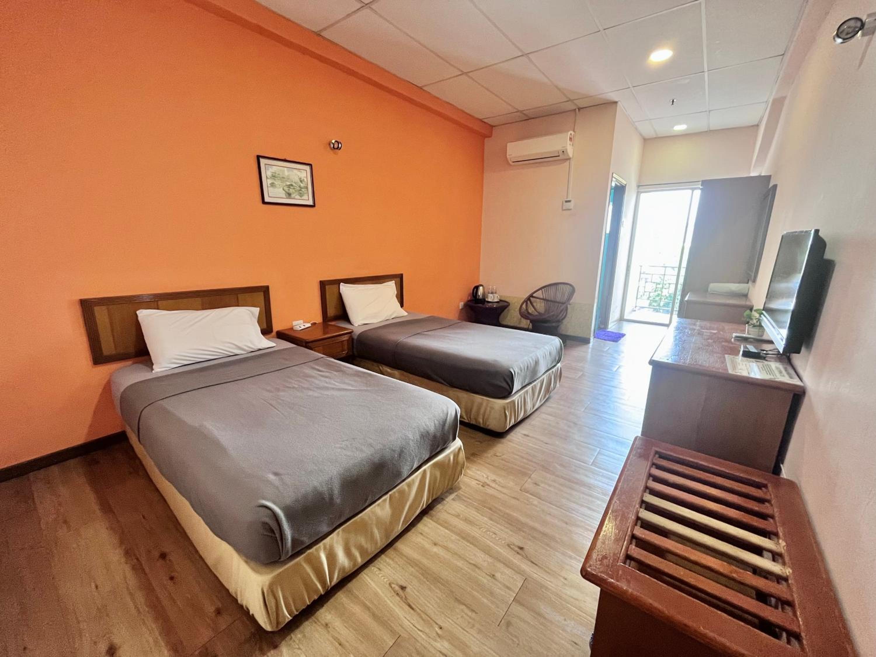 Twin Room with Balcony - Photo 7