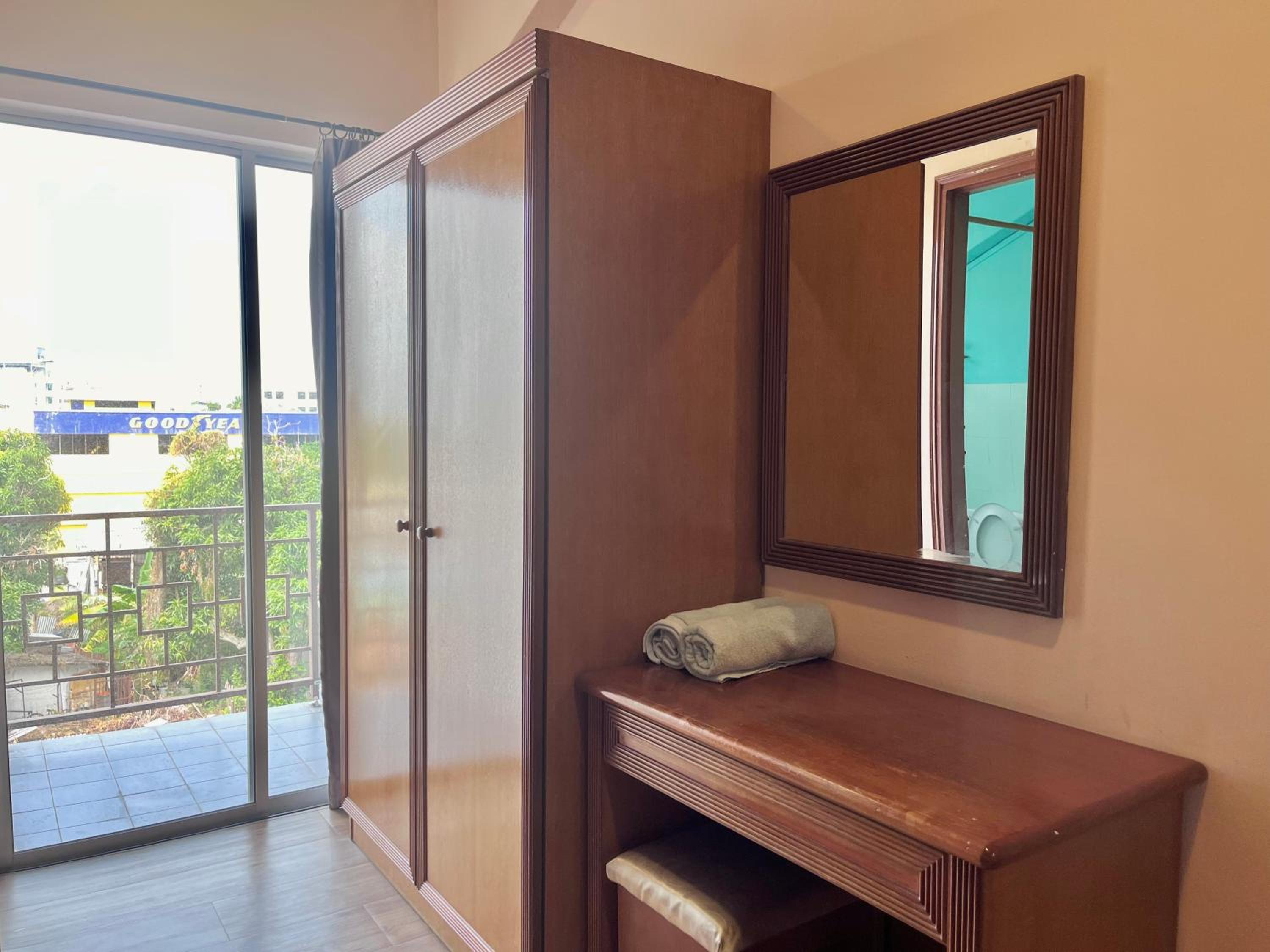 Twin Room with Balcony - Photo 3