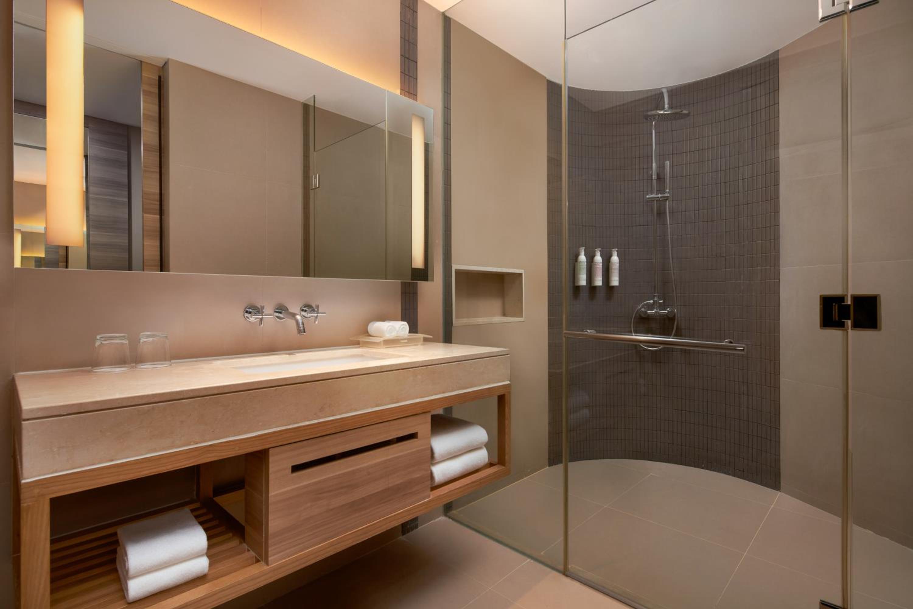 Deluxe Double Room with Two Double Beds and Balcony - Pool View - Photo 5