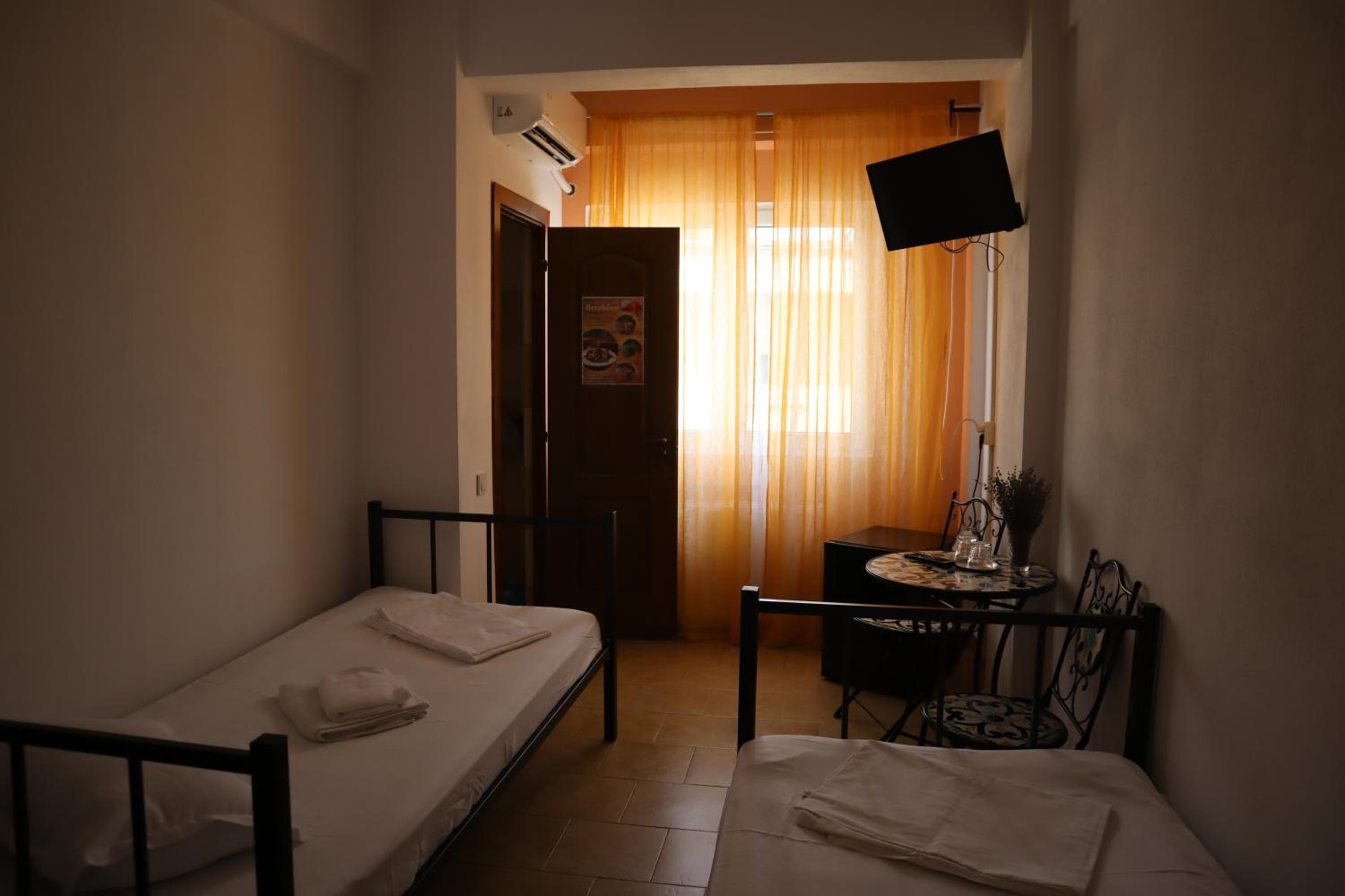 Standard Twin Room - Photo 9