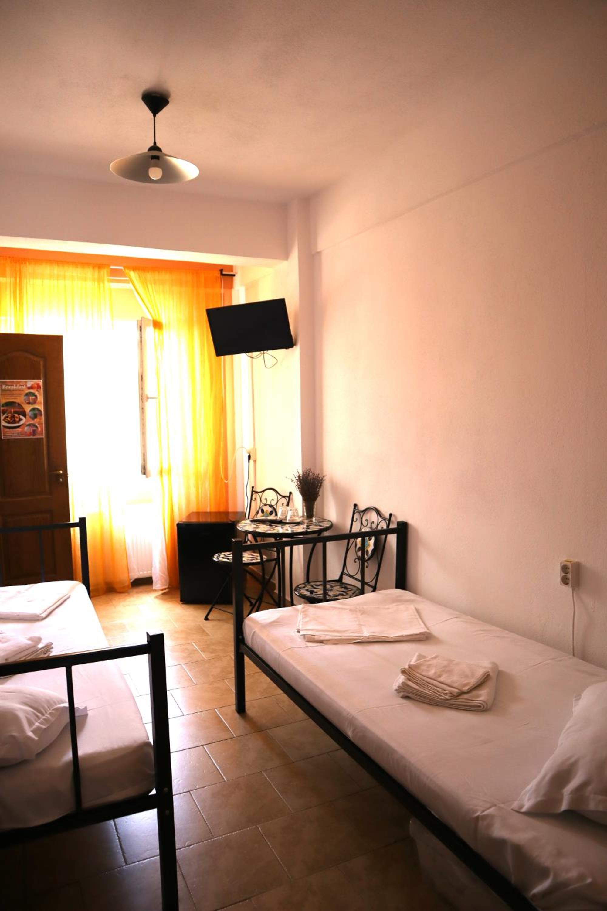 Standard Twin Room - Photo 8