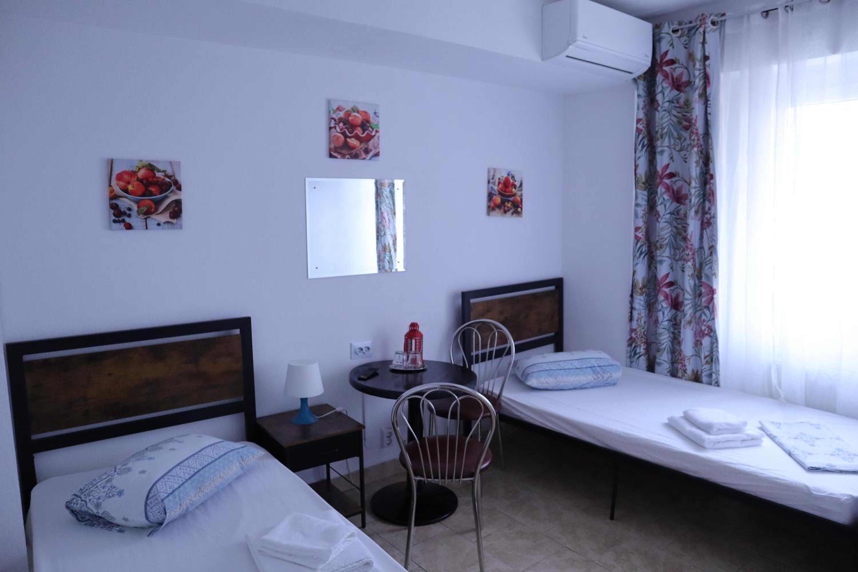 Standard Twin Room - Photo 10