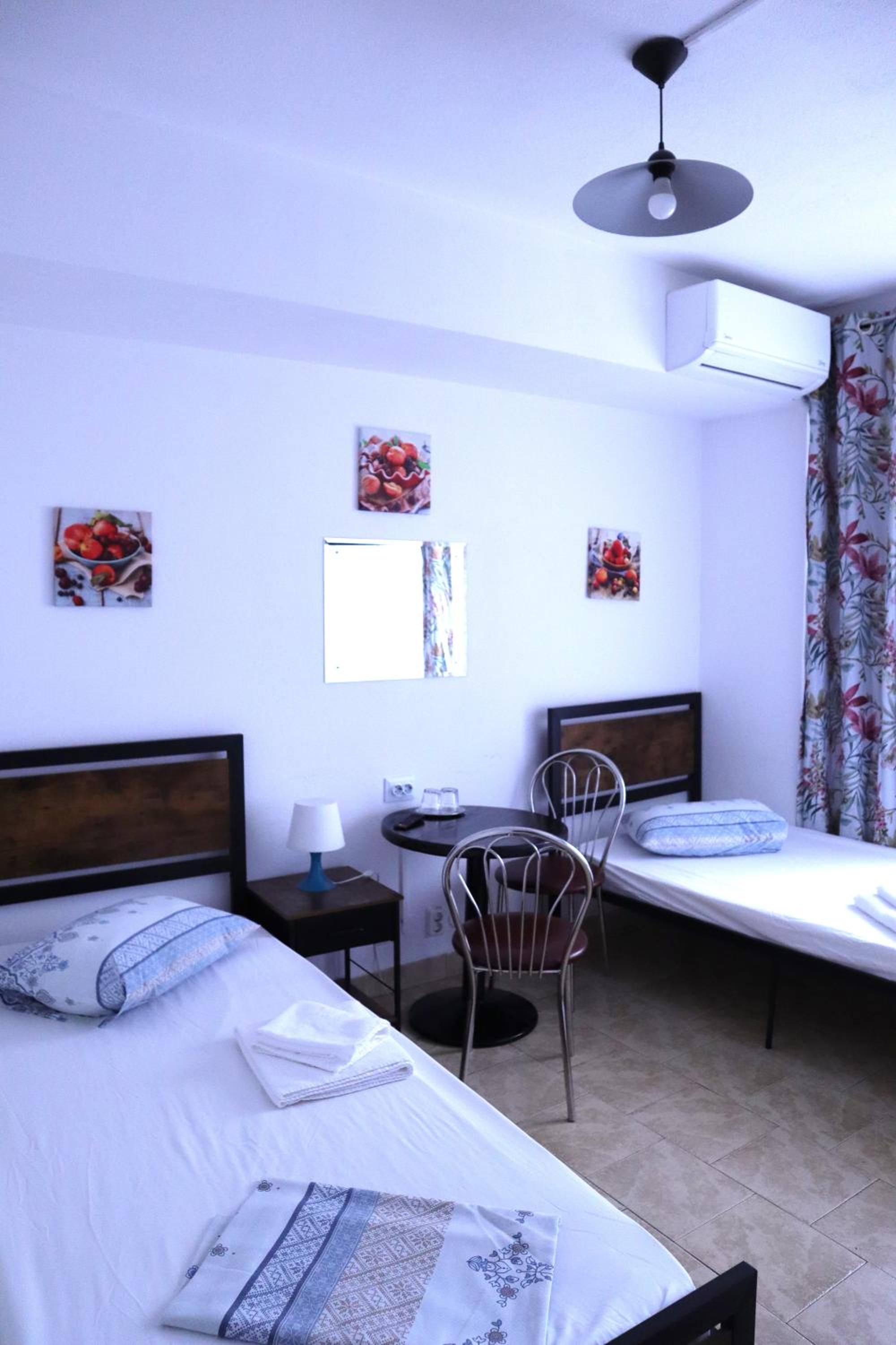 Standard Twin Room - Photo 6