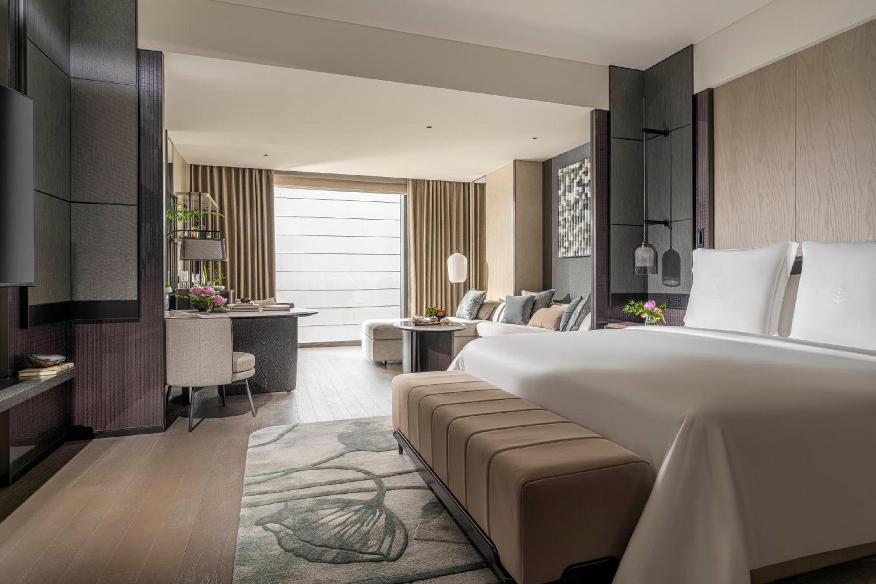 Premier King Room with Grand City View 