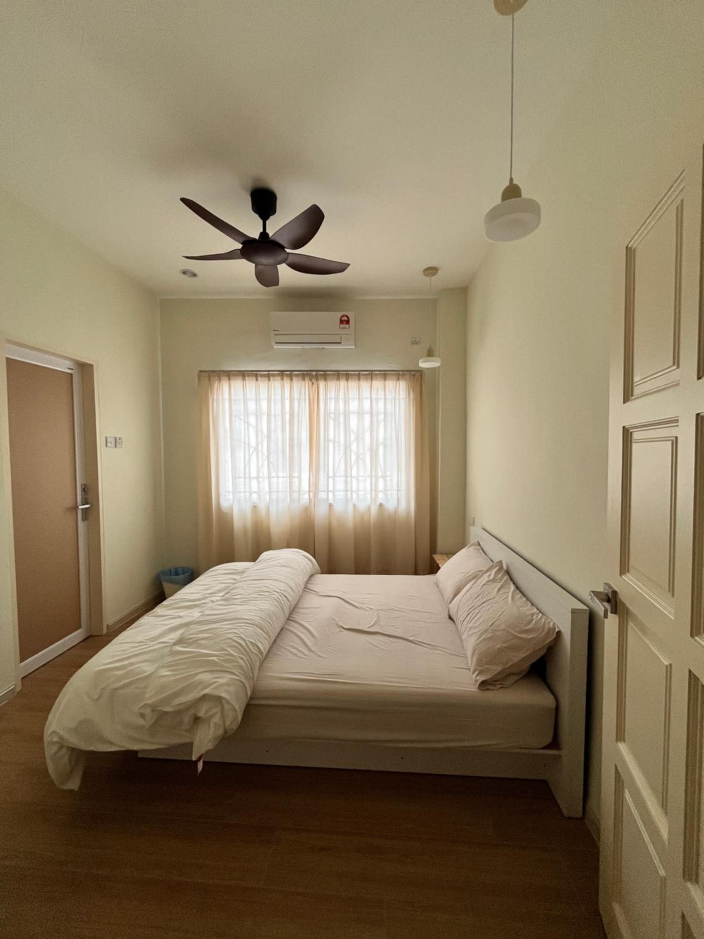 Three-Bedroom House photo 2