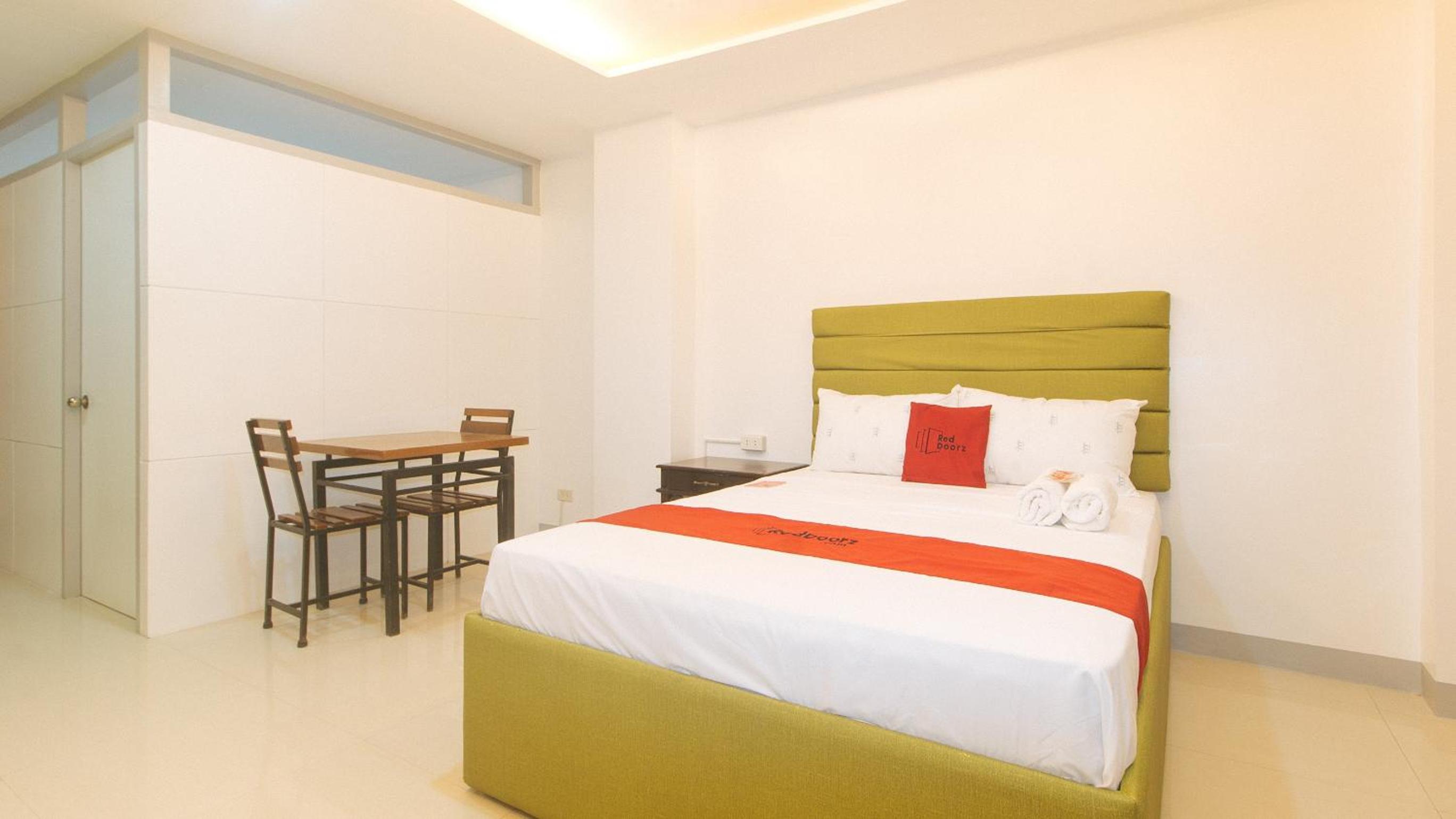 Deluxe Room - Photo 17