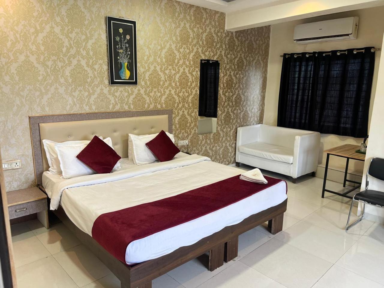 Deluxe Room - Photo 25