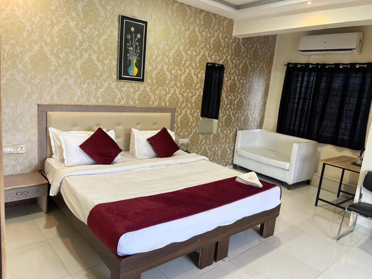 Deluxe Room - Photo 20