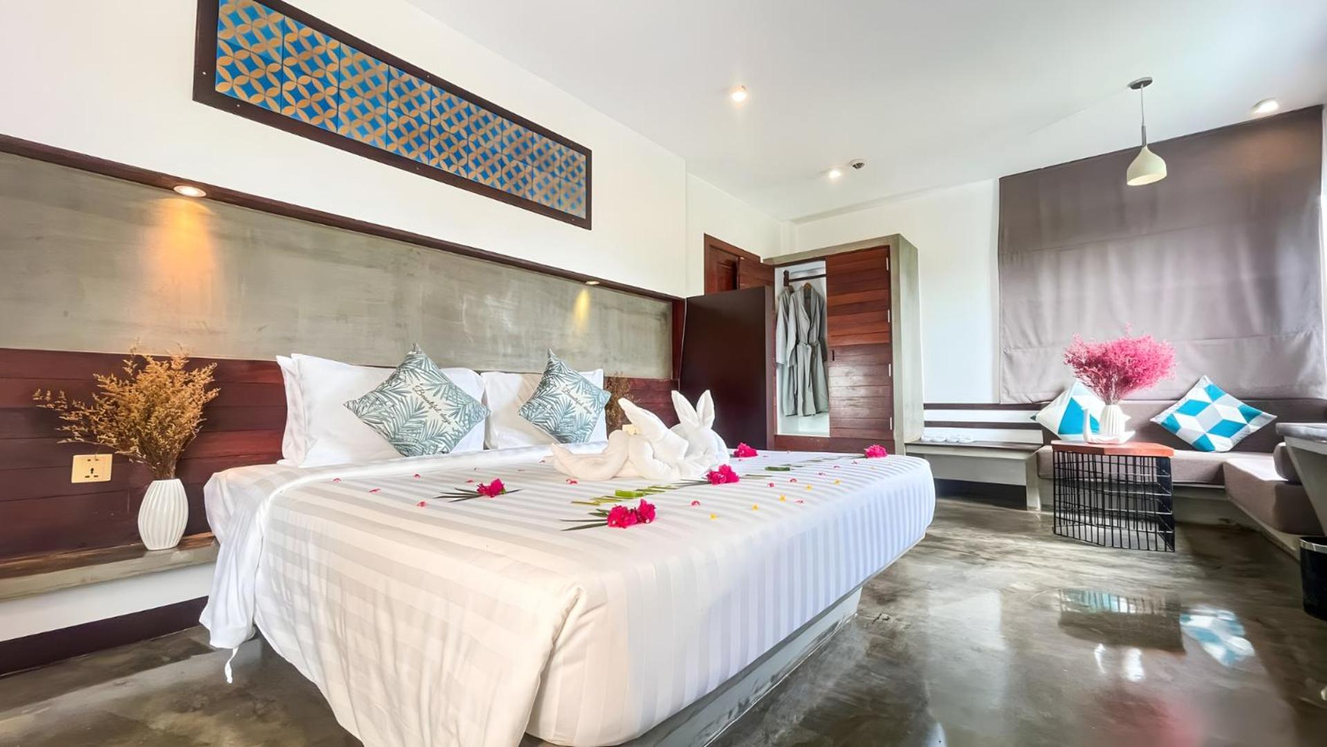 Deluxe King City View with Bathtub and Sofa