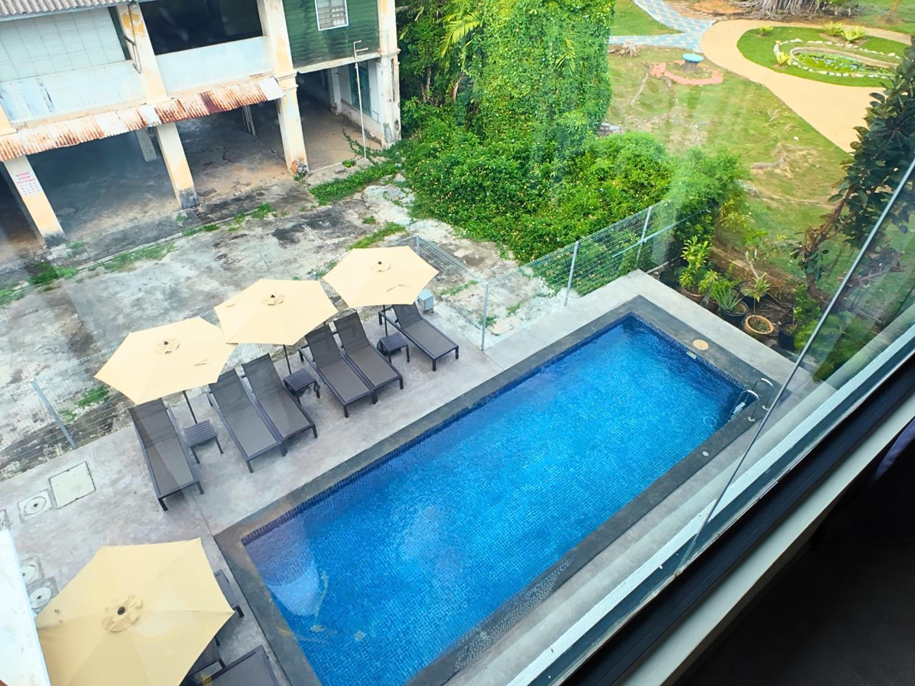Deluxe King Room - Photo 2
