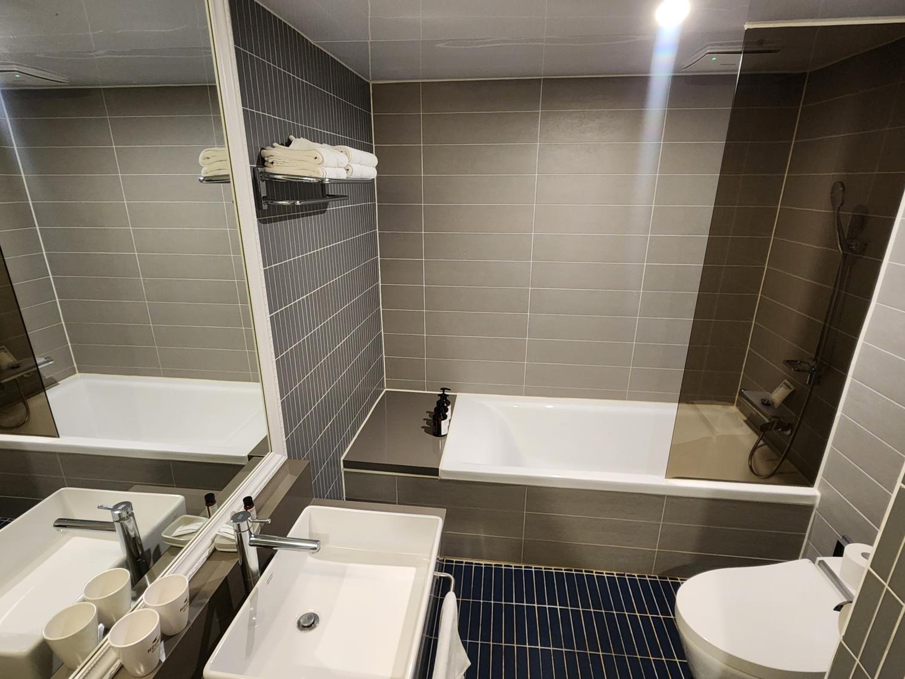 Standard Twin Room with Free access to Rooftop pool - Photo 10