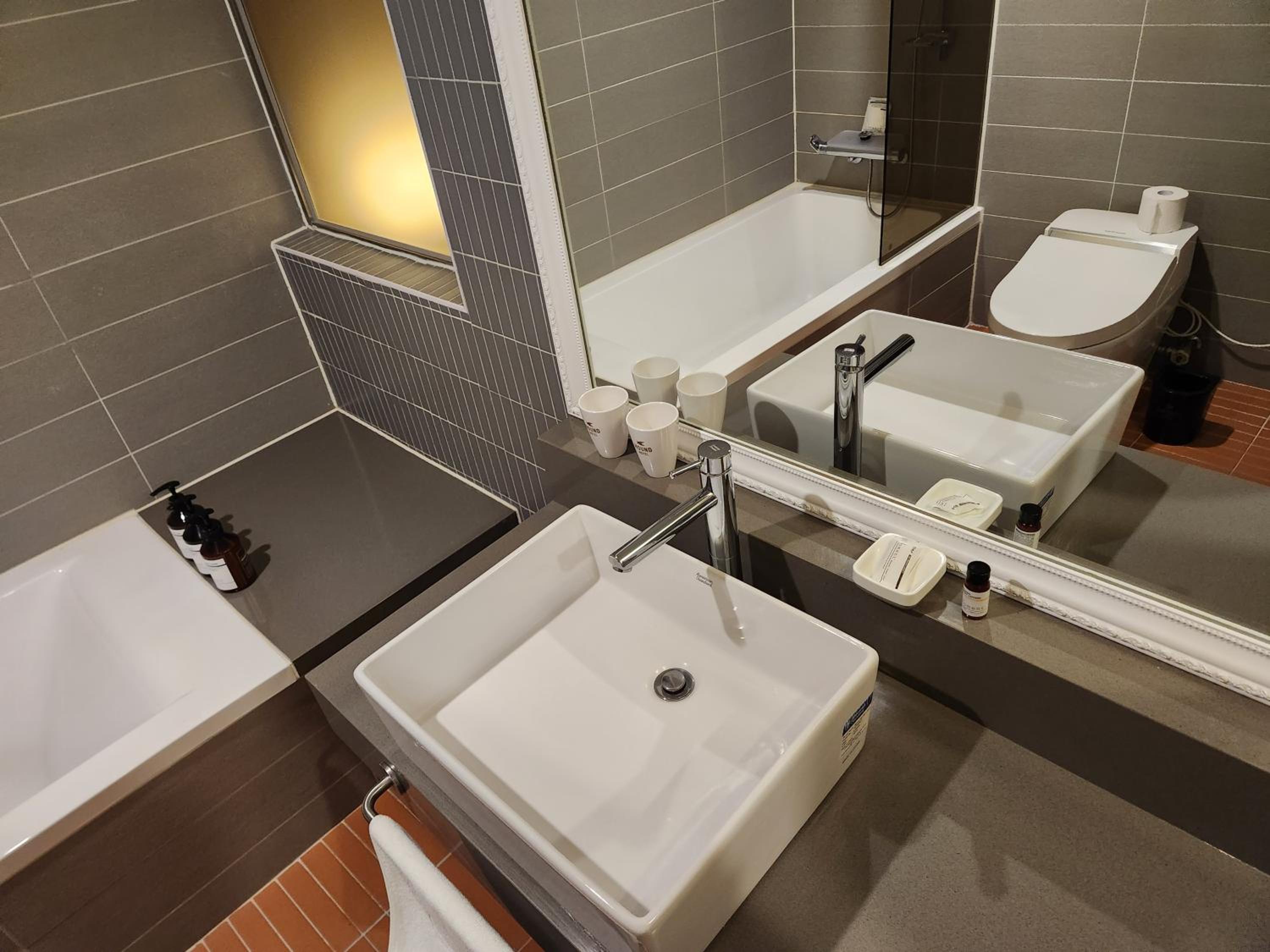 Standard Twin Room with Free access to Rooftop pool - Photo 9