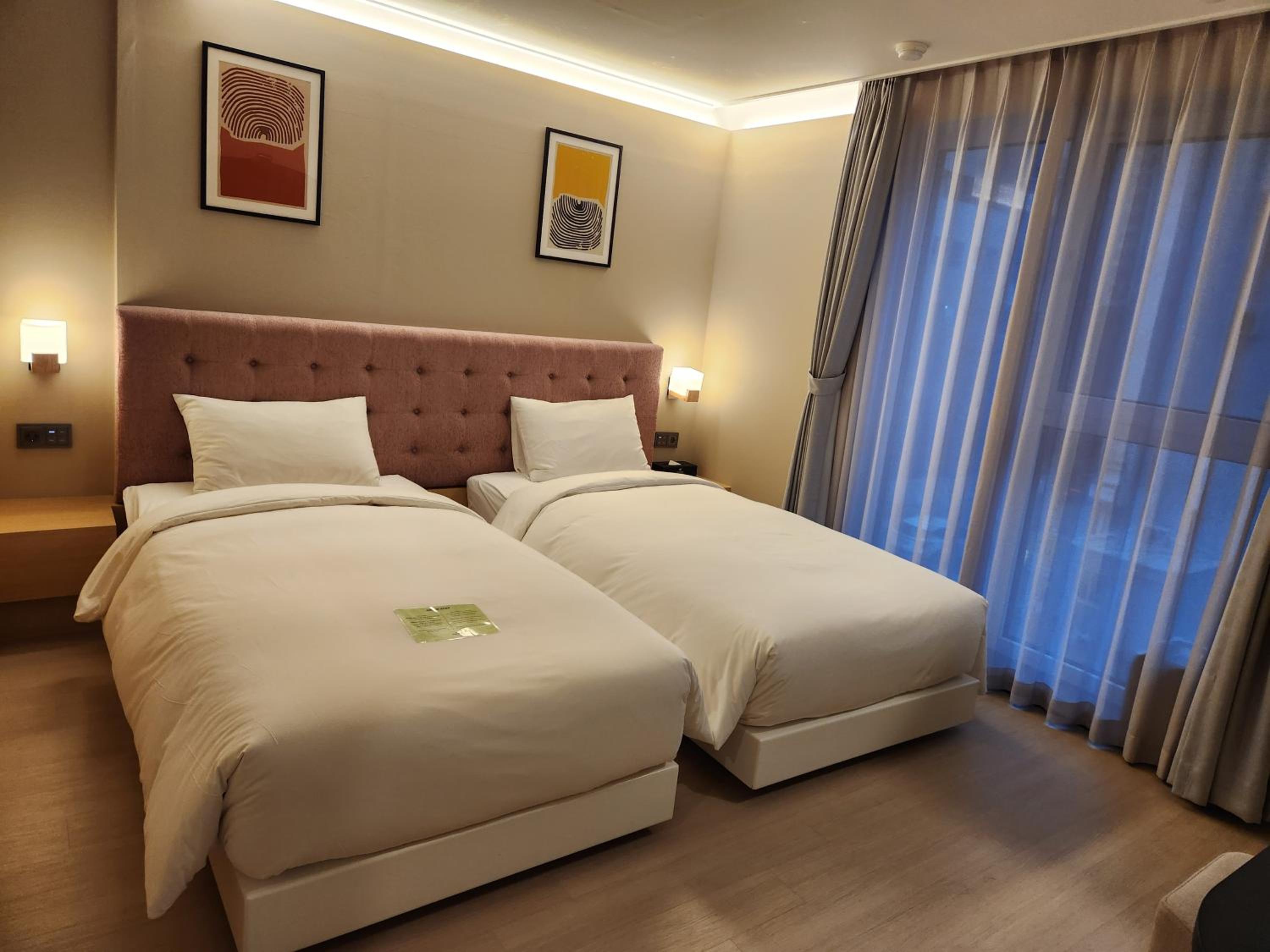 Standard Twin Room with Free access to Rooftop pool - Photo 16
