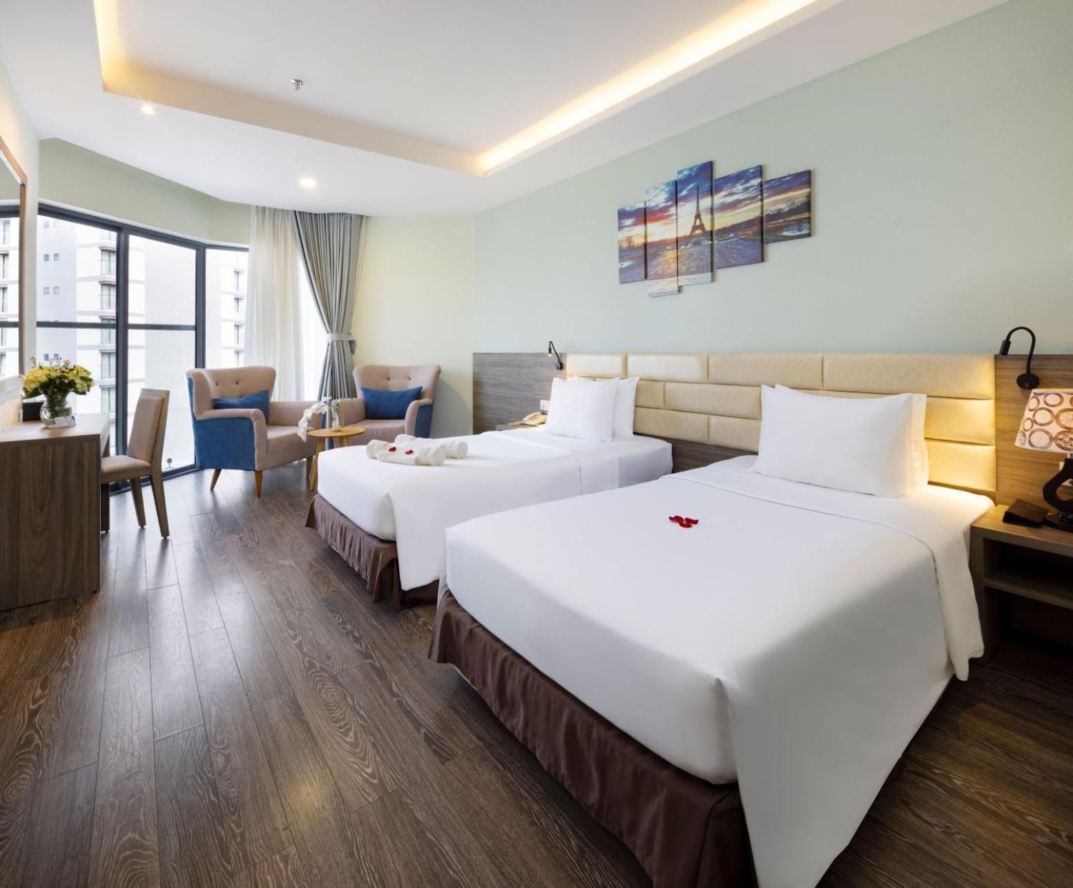 Double or Twin Room with Partial Sea View photo 2
