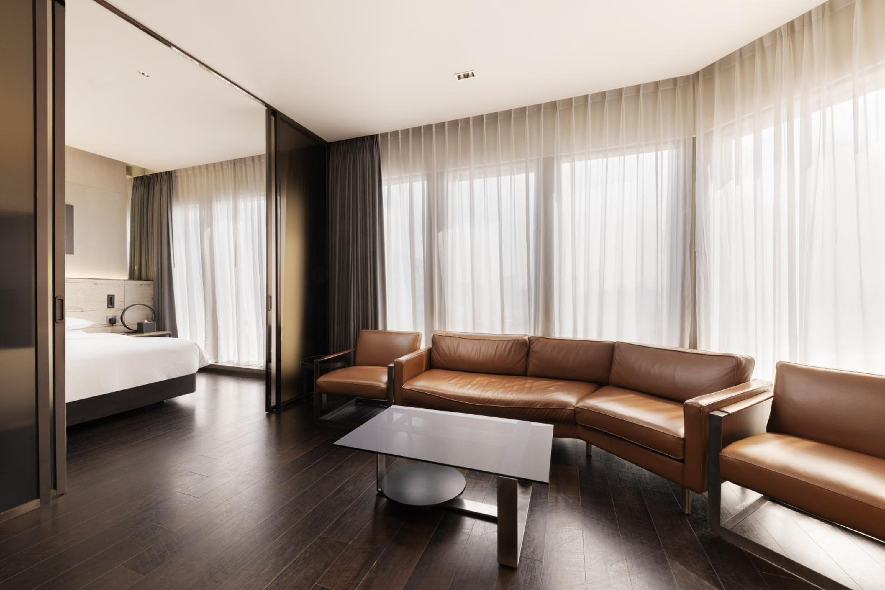 Suite, 1 Bedroom Suite, 1 Queen, City view photo 1