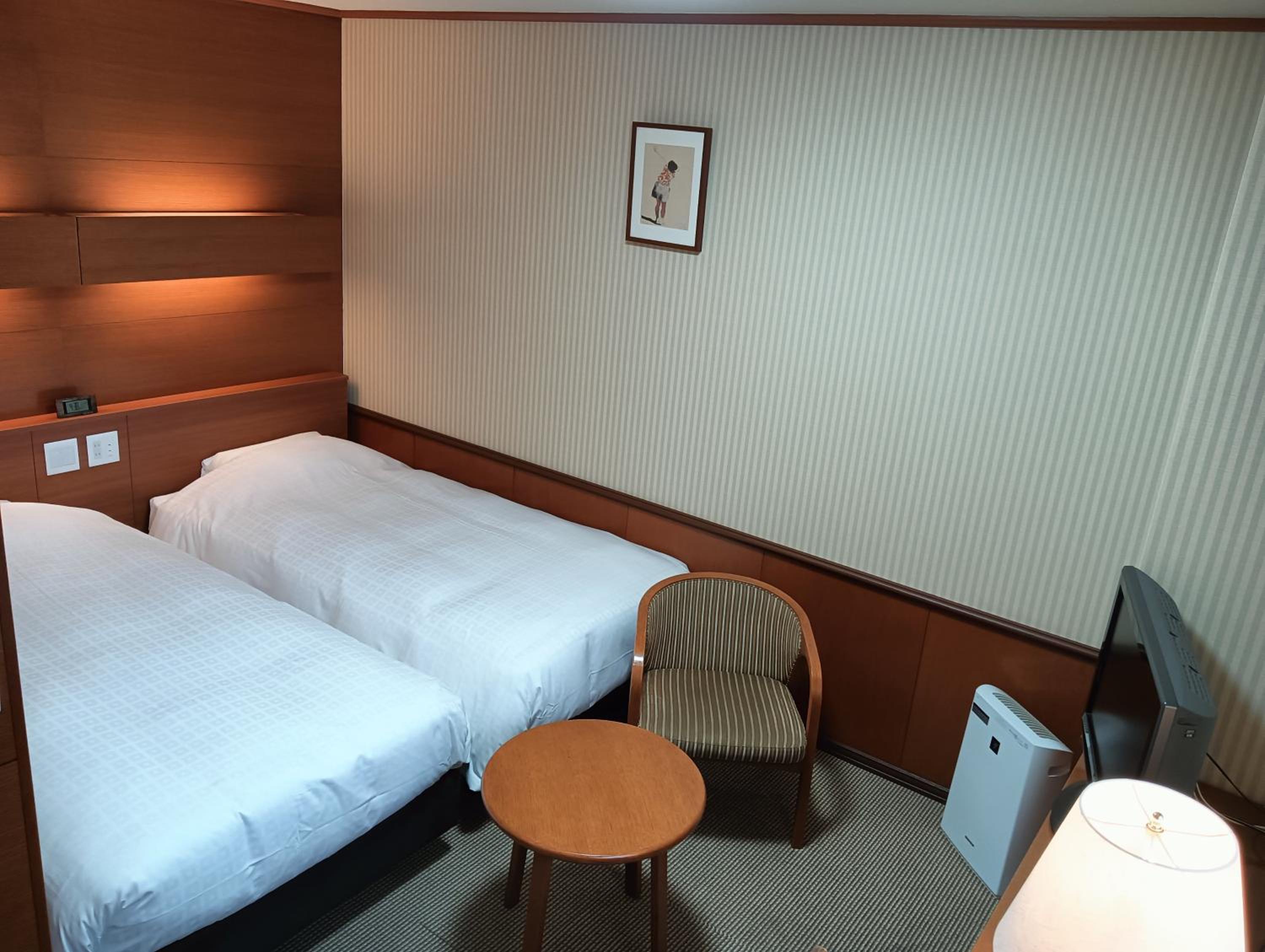 Compact Twin Room - Non-Smoking photo 1
