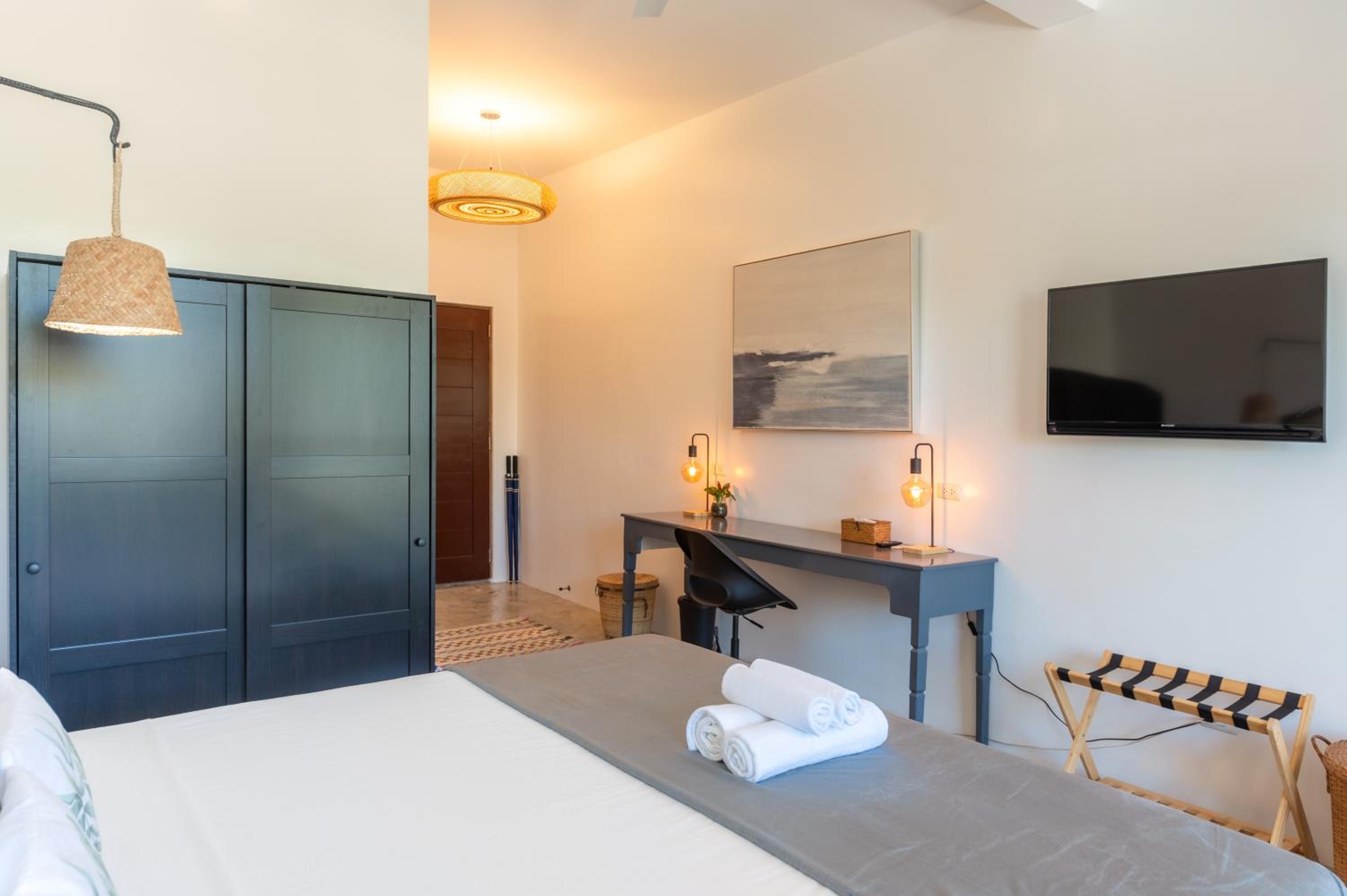 King Suite with Balcony - Photo 10